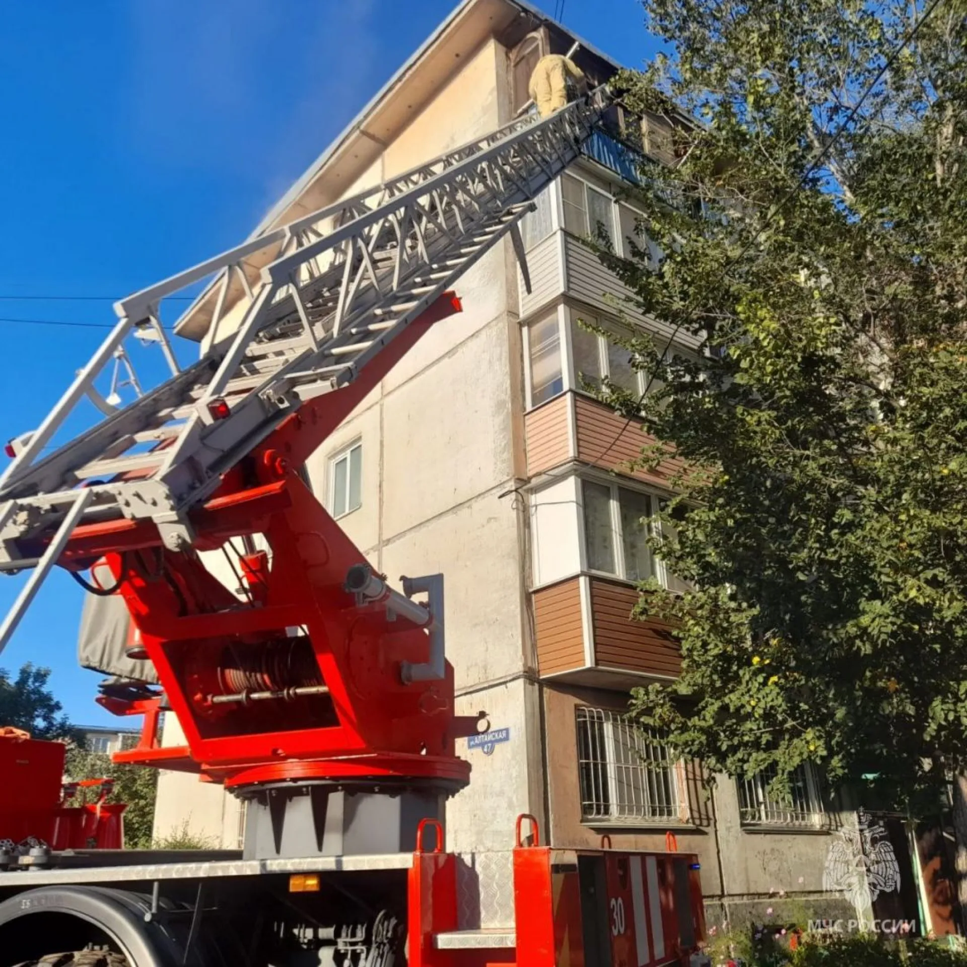 Девушку спасли из горящей квартиры в Рубцовске