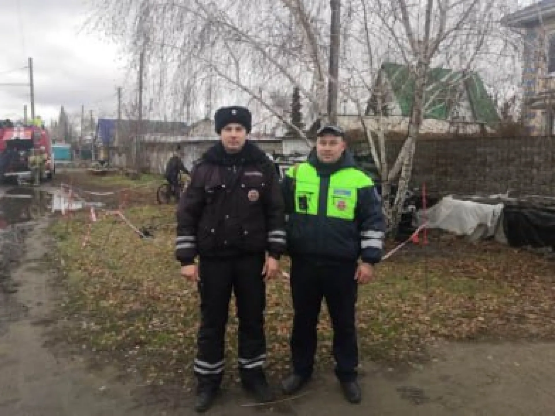 Сотрудники ДПС спасли водителя из полыхающей машины в Рубцовске