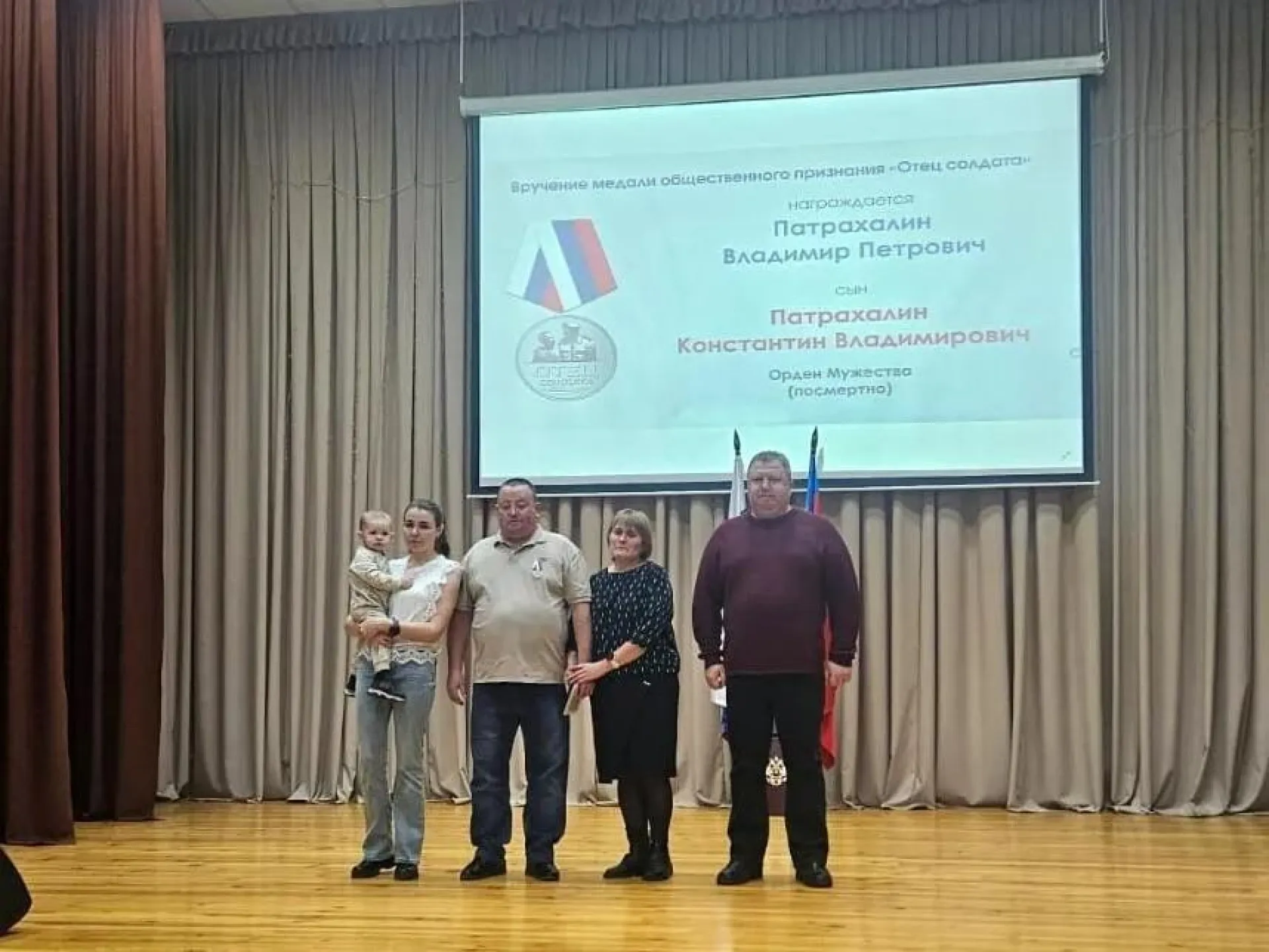 Барнаульскому пожарному присвоили медаль общественного признания «Отец солдата» Барнаульскому пожарному присвоили медаль общественного признания «Отец солдата»