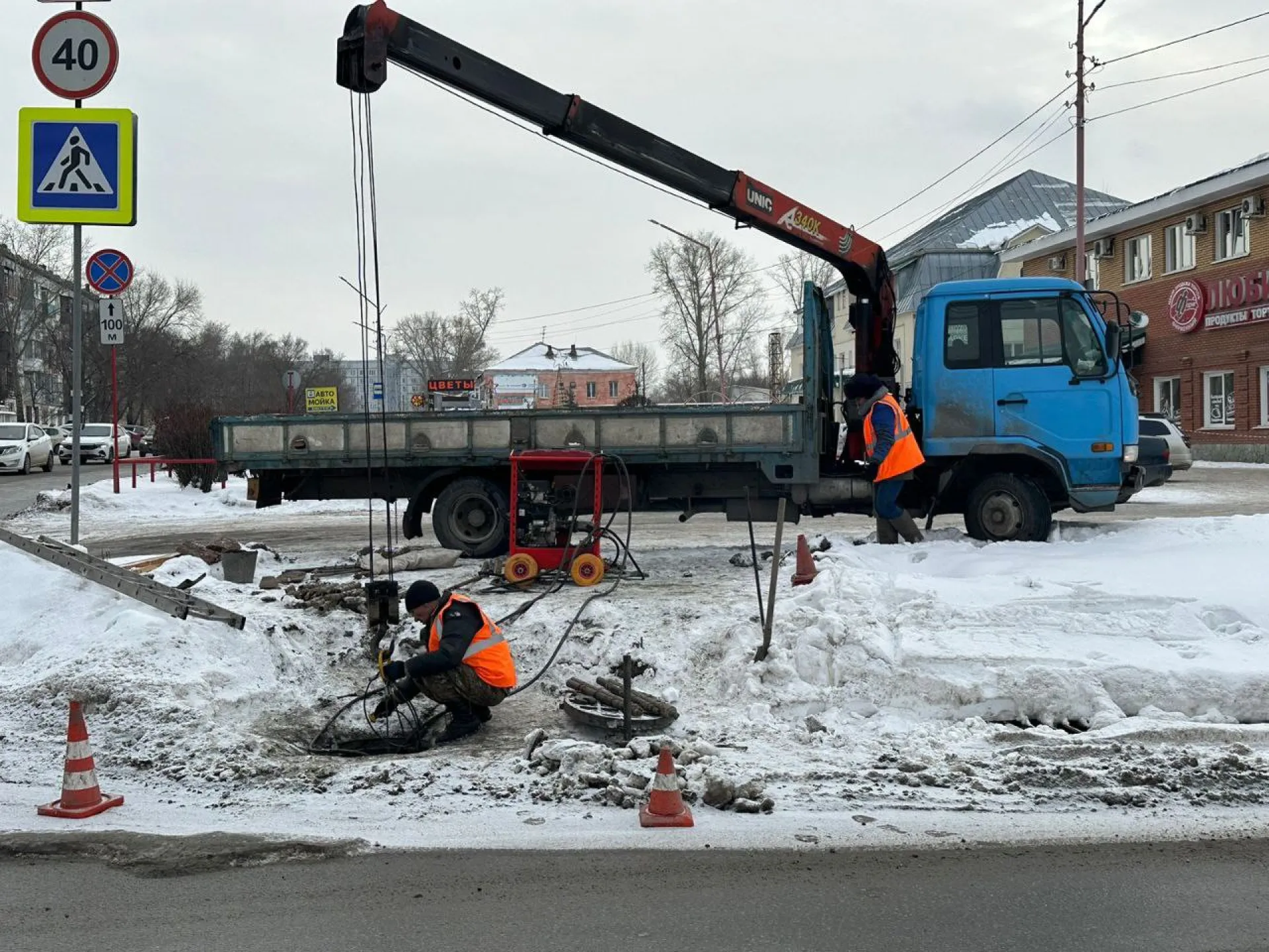Специалисты очищают ливневые канализации в Бийске Специалисты очищают ливневые канализации в Бийске