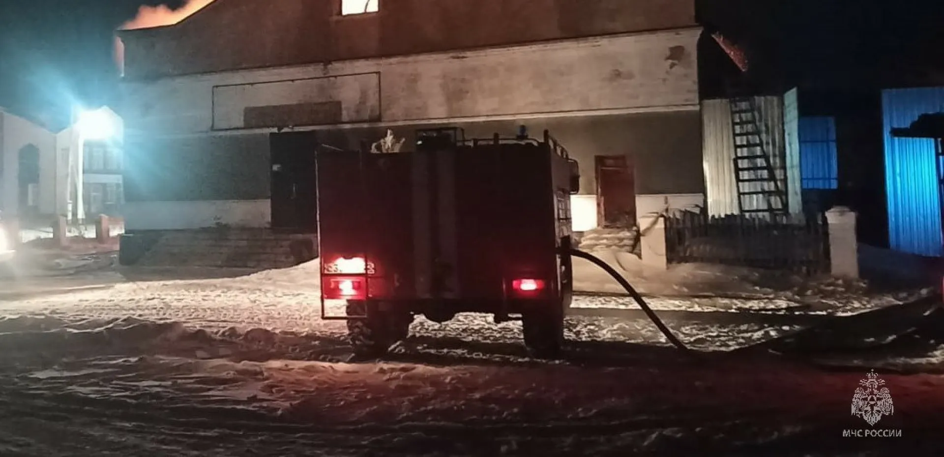 Сельский ДК сгорел этой ночью в Бурлинском районе Сельский ДК сгорел этой ночью в Бурлинском районе
