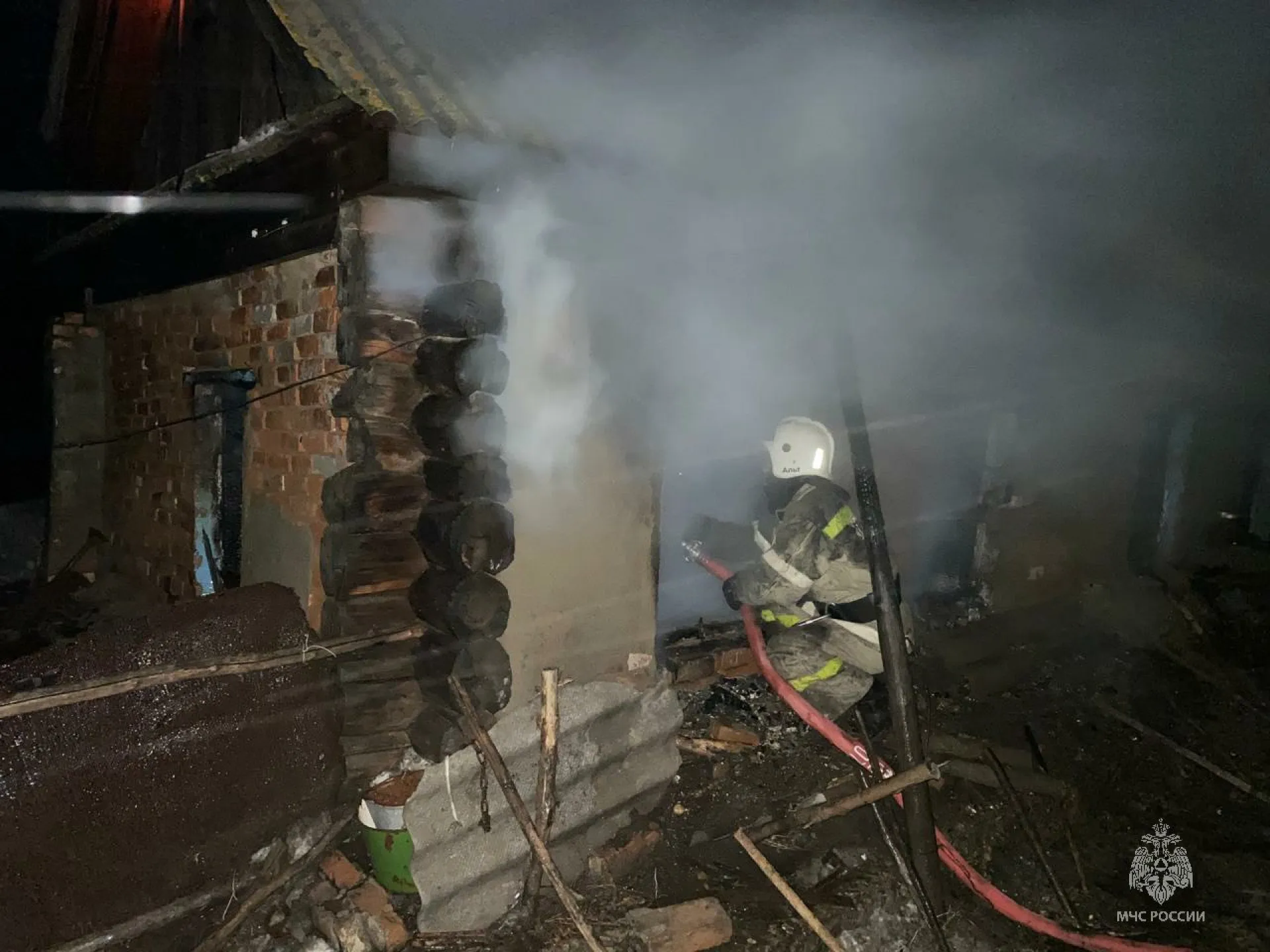 Тело пенсионера нашли под обломками крыши сгоревшего дома в селе Калмыцкие Мысы Тело пенсионера нашли под обломками крыши сгоревшего дома в селе Калмыцкие Мысы