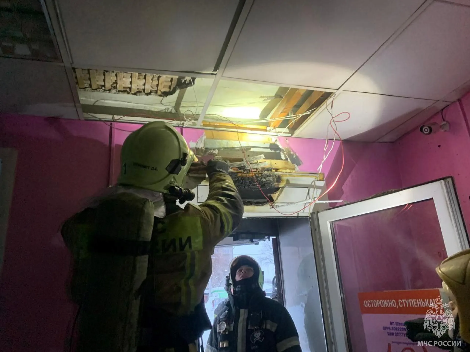 Едкий дым заполнил помещение магазина в Барнауле Едкий дым заполнил помещение магазина в Барнауле