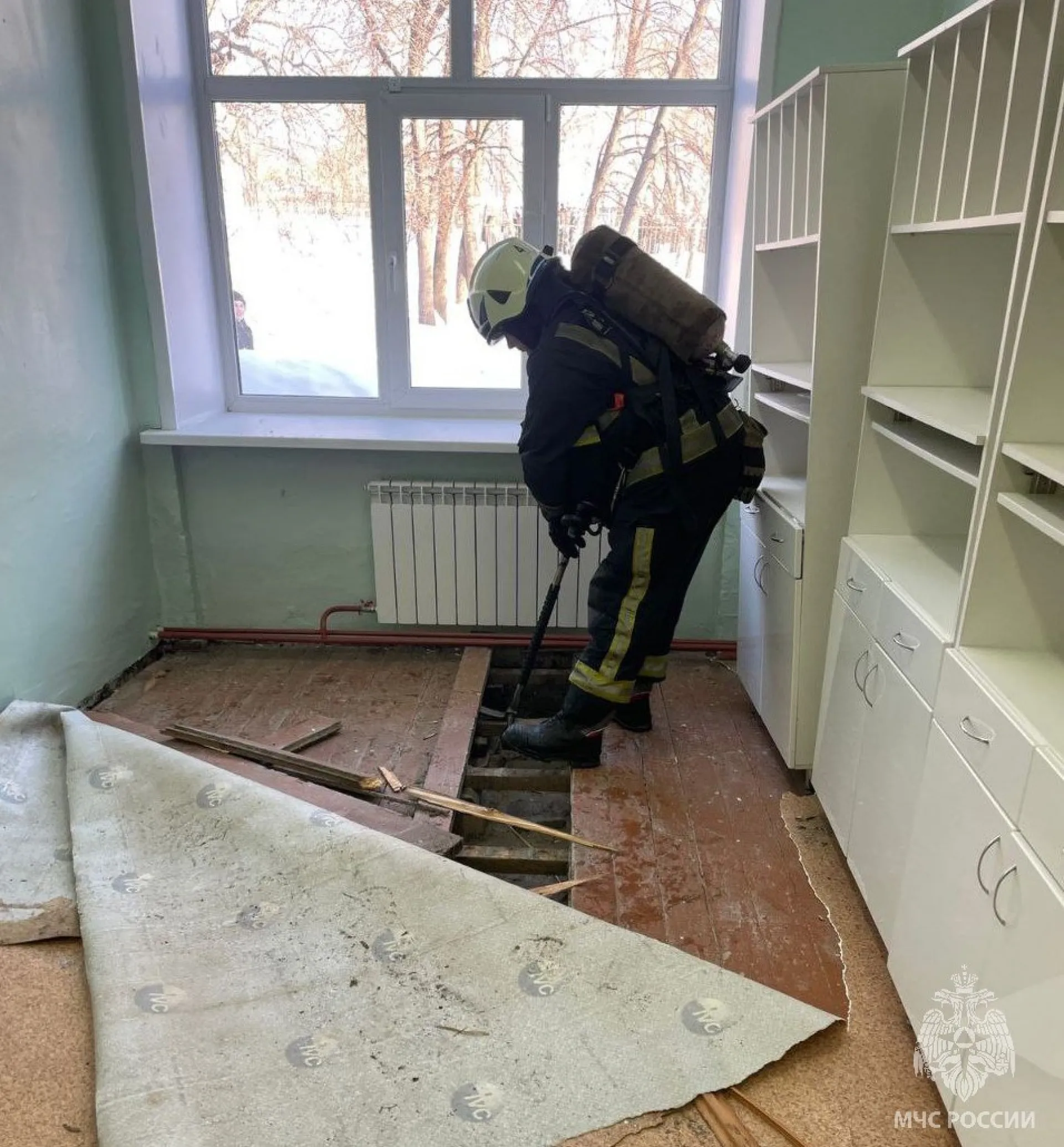 800 человек эвакуировали из барнаульской школы из-за короткого замыкания 