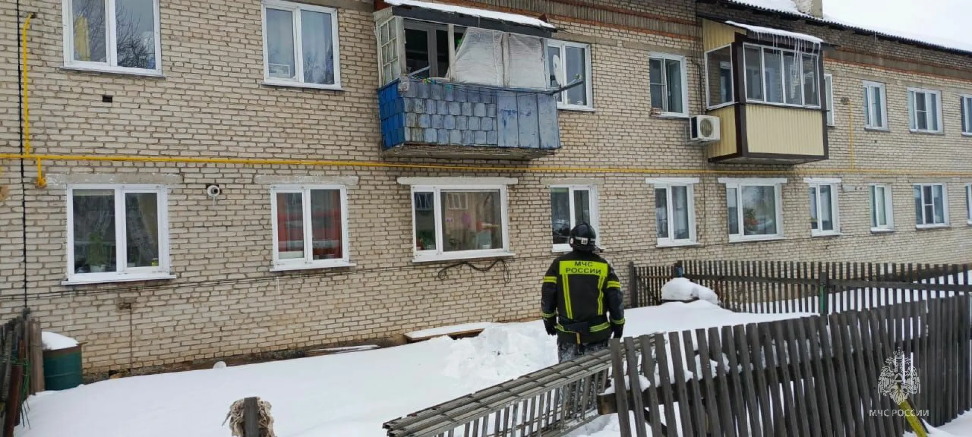 Пожарные спасли двухгодовалого ребёнка из запертой квартиры в Алтайском крае