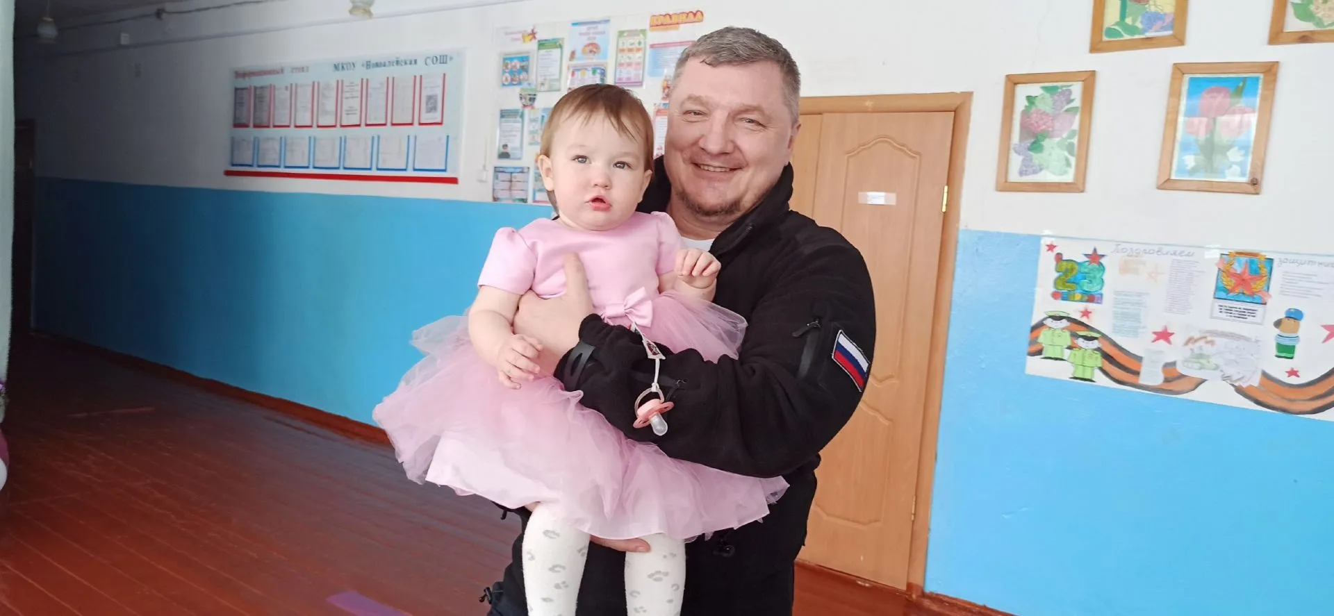 Алтайские дорожники поздравили спасённую ими малышку с первым днём рождения Алтайские дорожники поздравили спасённую ими малышку с первым днём рождения