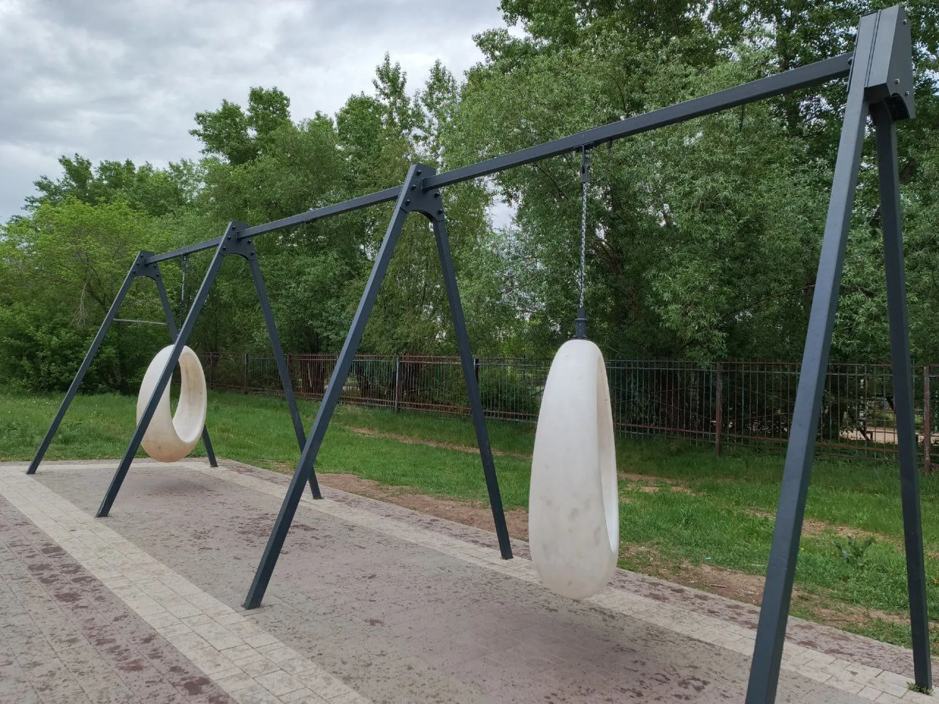 Вандалы снова сломали качели и лавочку в Рубцовске Вандалы снова сломали качели и лавочку в Рубцовске