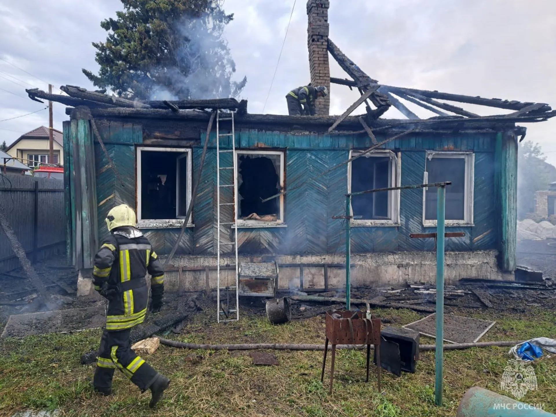 Почти 30 человек тушили пожар в частном доме в Барнауле Почти 30 человек тушили пожар в частном доме в Барнауле