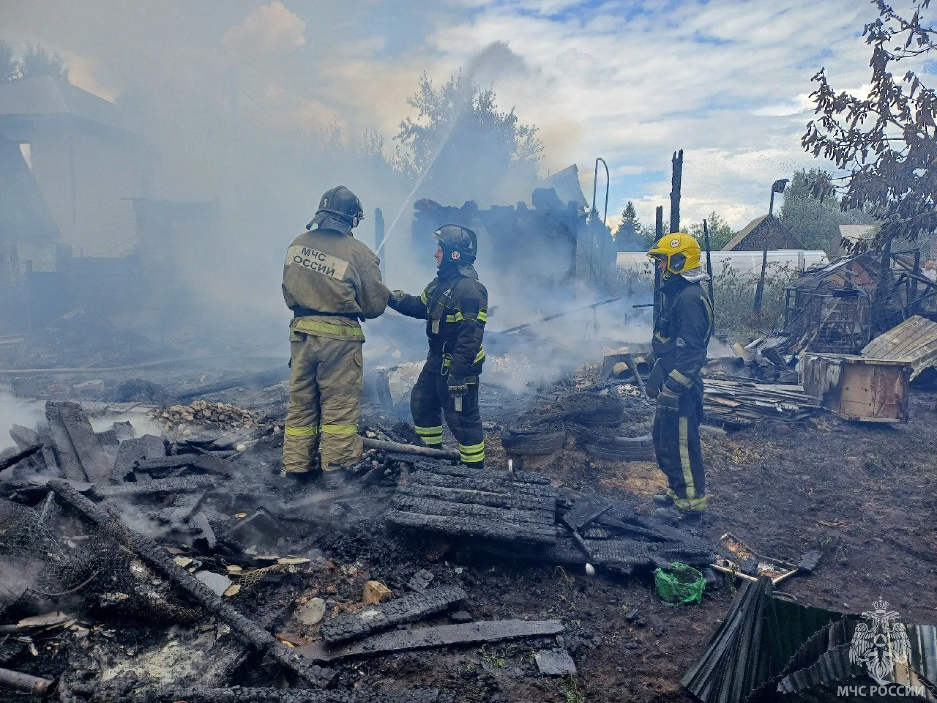 Два садовых дома загорелись в Барнауле Два садовых дома загорелись в Барнауле