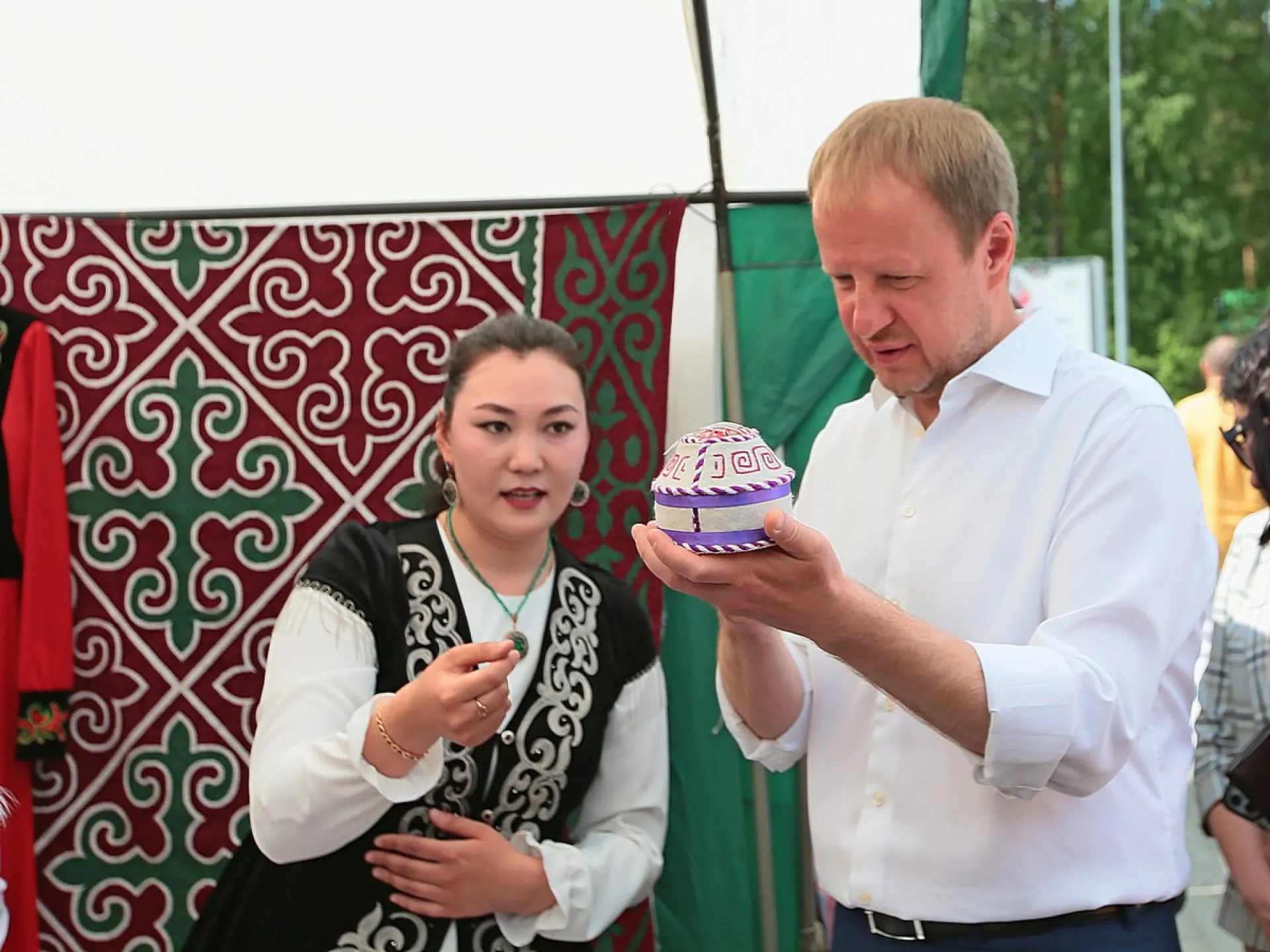 Виктор Томенко встретил День России на фестивале культур на «Бирюзовой Катуни» Виктор Томенко встретил День России на фестивале культур на «Бирюзовой Катуни»