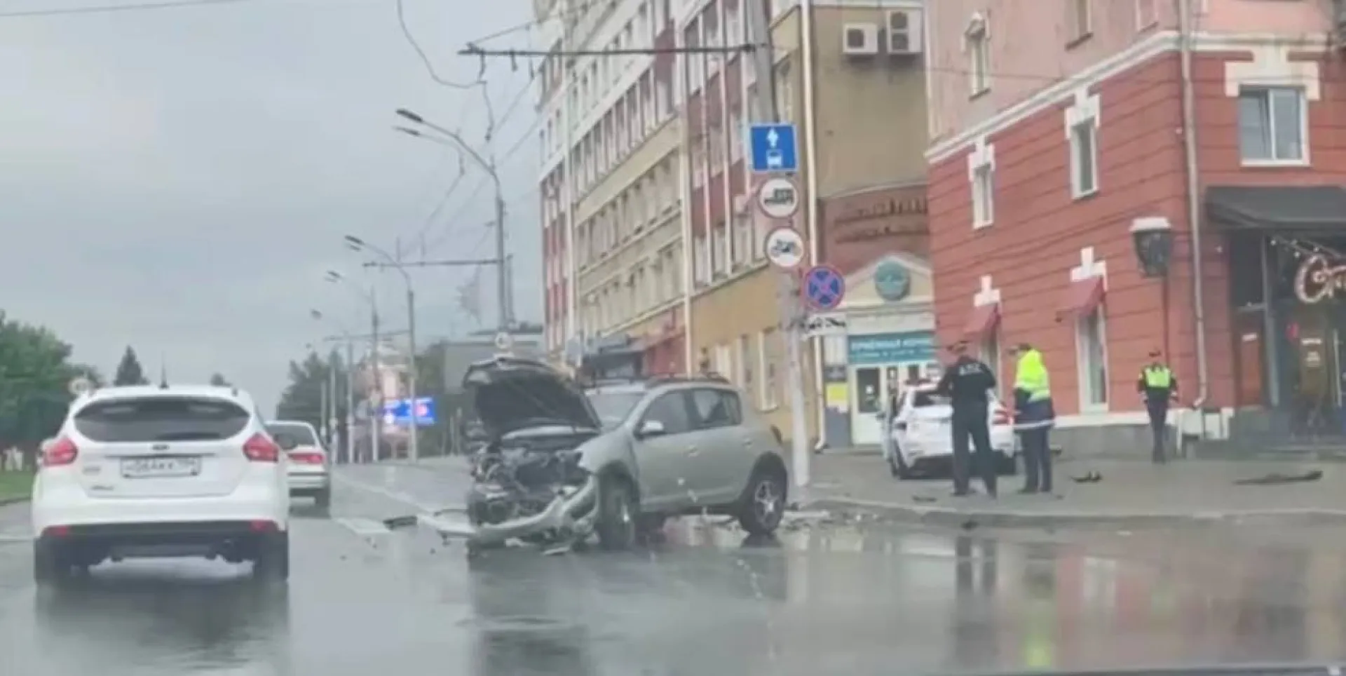 Серьезная авария с участием автомобиля ДПС произошла в центре Барнаула