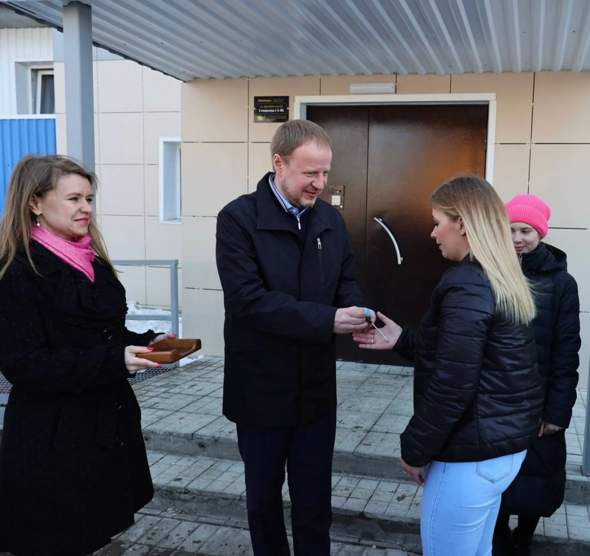 Виктор Томенко вручил ключи от квартир детям-сиротам в Бийске Виктор Томенко вручил ключи от квартир детям-сиротам в Бийске
