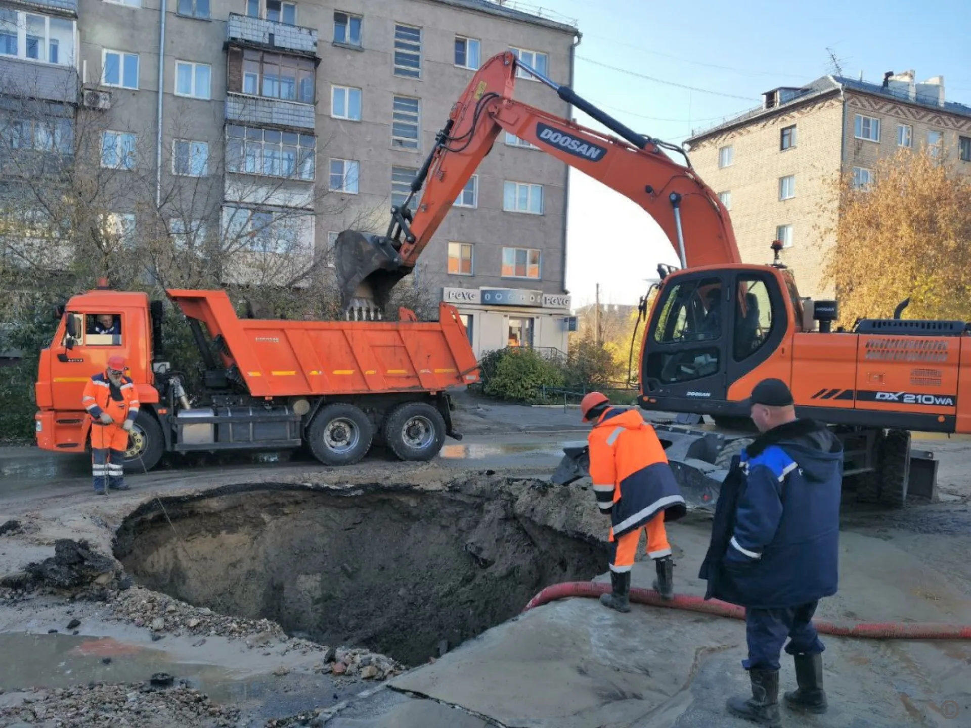 Росводоканал устраняет повреждение в центре Барнаула