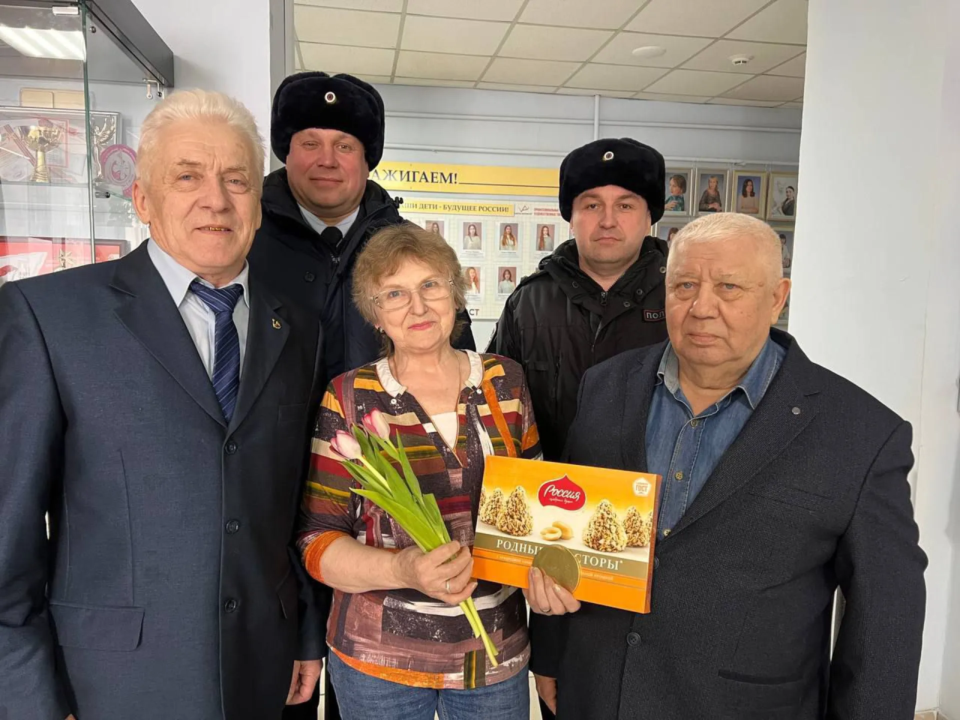 Ветераны и сотрудники транспортной полиции Алтая провели акцию «8 Марта в каждый дом!» Ветераны и сотрудники транспортной полиции Алтая провели акцию «8 Марта в каждый дом!»