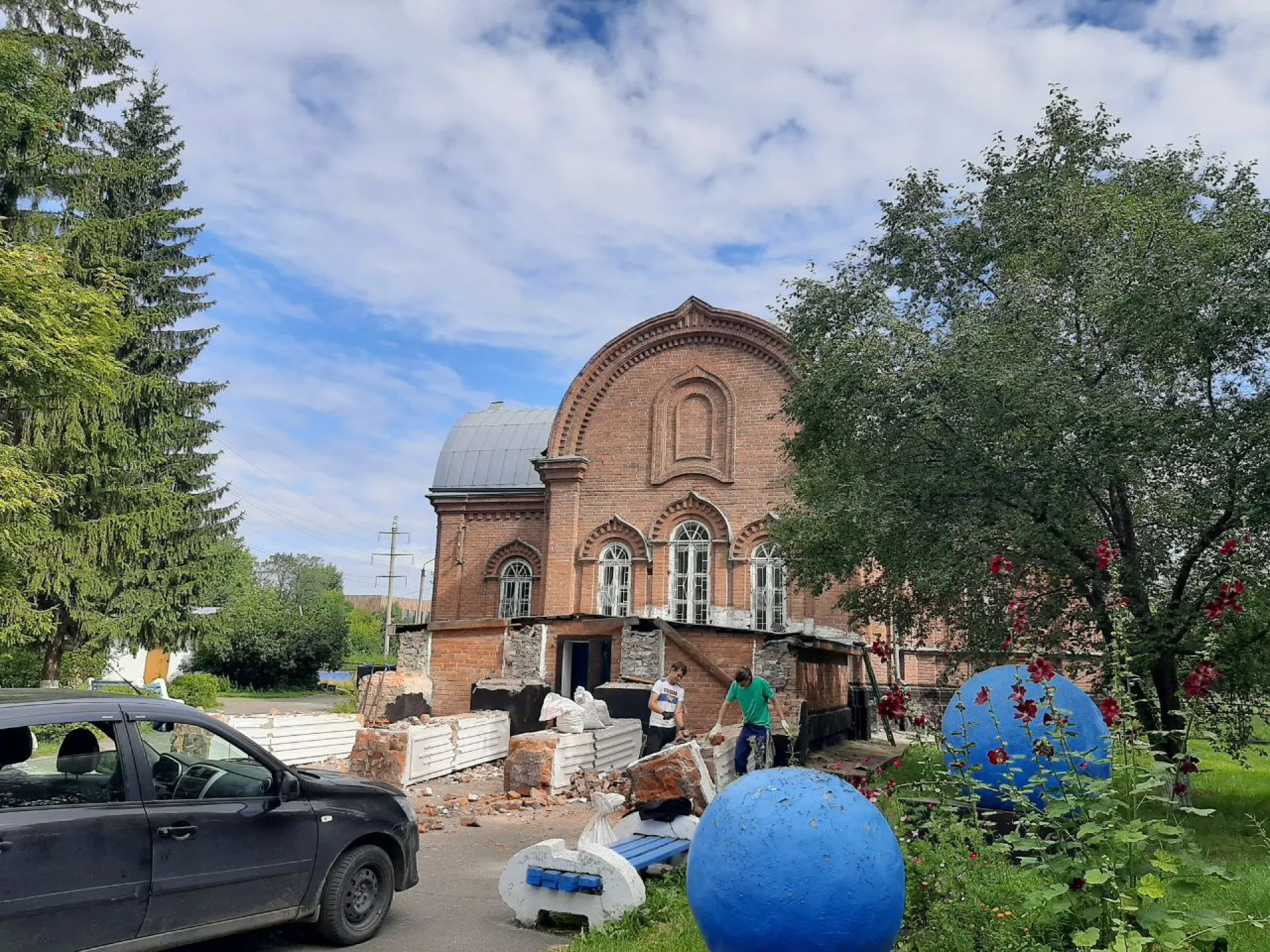 Колонны у здания бывшего планетария в Барнауле демонтировали Колонны у здания бывшего планетария в Барнауле демонтировали