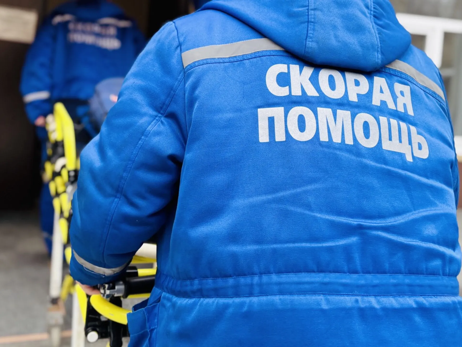 В Бийске госпитализировали мужчину, провалившегося под лёд