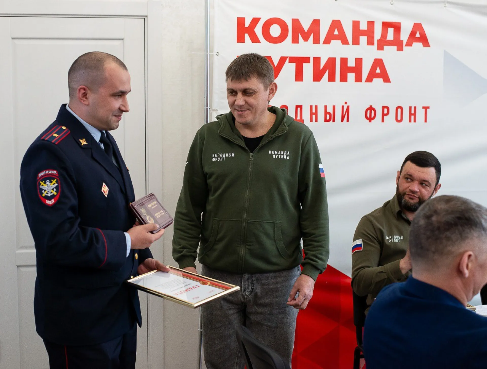 Начальника Телецко-Турочакского линейного пункта полиции наградили нагрудным знаком «Народного фронта» Начальника Телецко-Турочакского линейного пункта полиции наградили нагрудным знаком «Народного фронта»