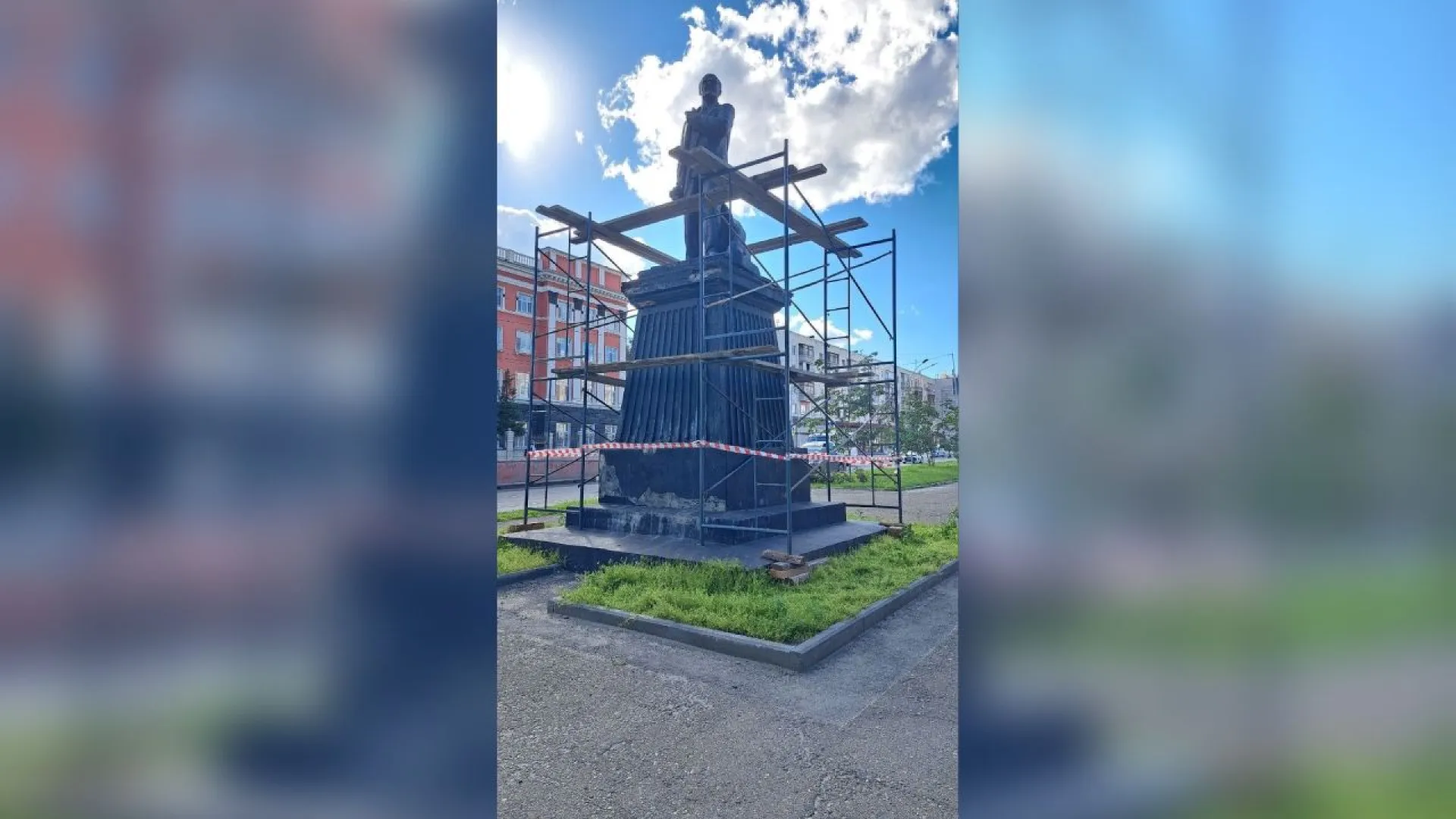 Возле памятника Ленину в Барнауле установили строительные леса