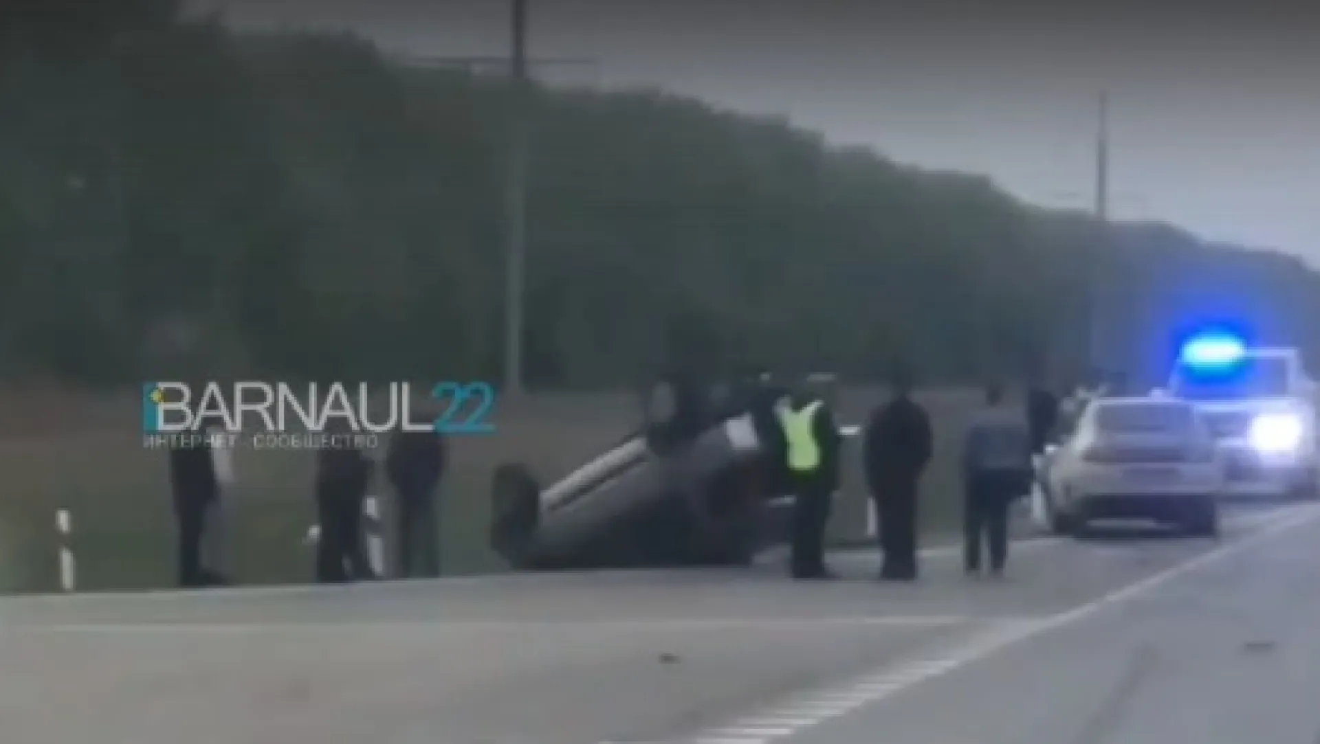 Автомобиль перевернулся на крышу на барнаульской трассе