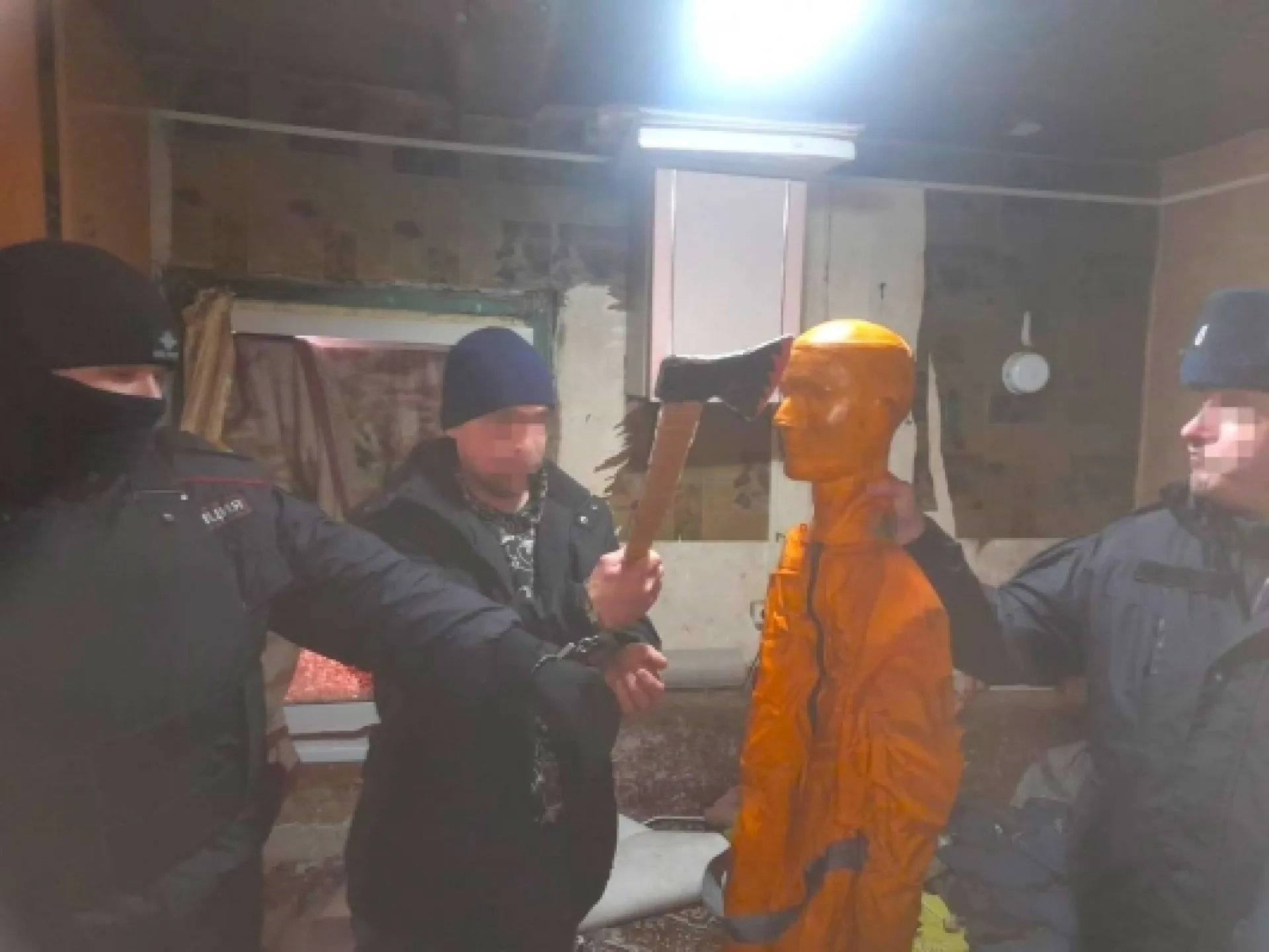 Житель Новоалтайска едва не зарубил нового знакомого из-за ревности Житель Новоалтайска едва не зарубил нового знакомого из-за ревности