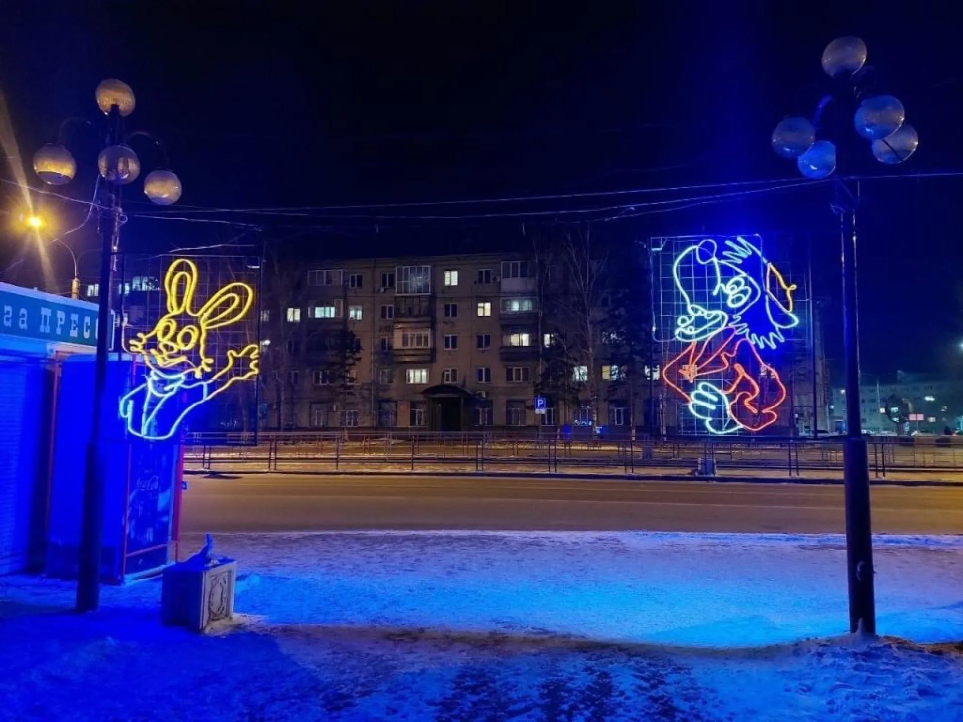 Герои из «Ну, погоди!» и гирлянды: Барнаул начали украшать к Новому году Герои из «Ну, погоди!» и гирлянды: Барнаул начали украшать к Новому году