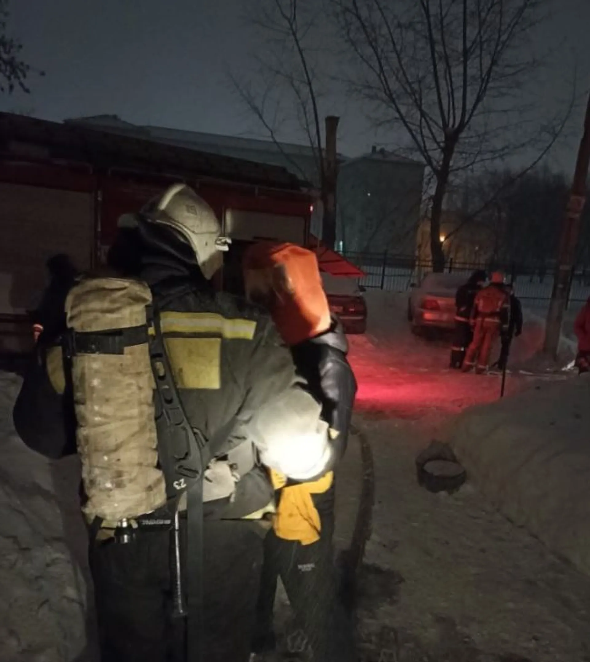 Десять человек спасли из пожара в Барнауле