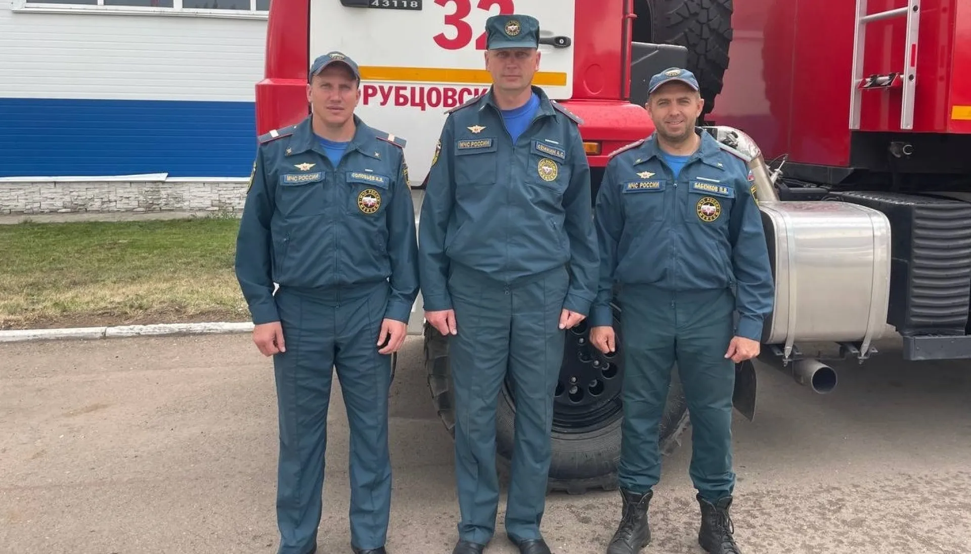 Рубцовские пожарные спасли трёх людей из горящей квартиры Рубцовские пожарные спасли трёх людей из горящей квартиры
