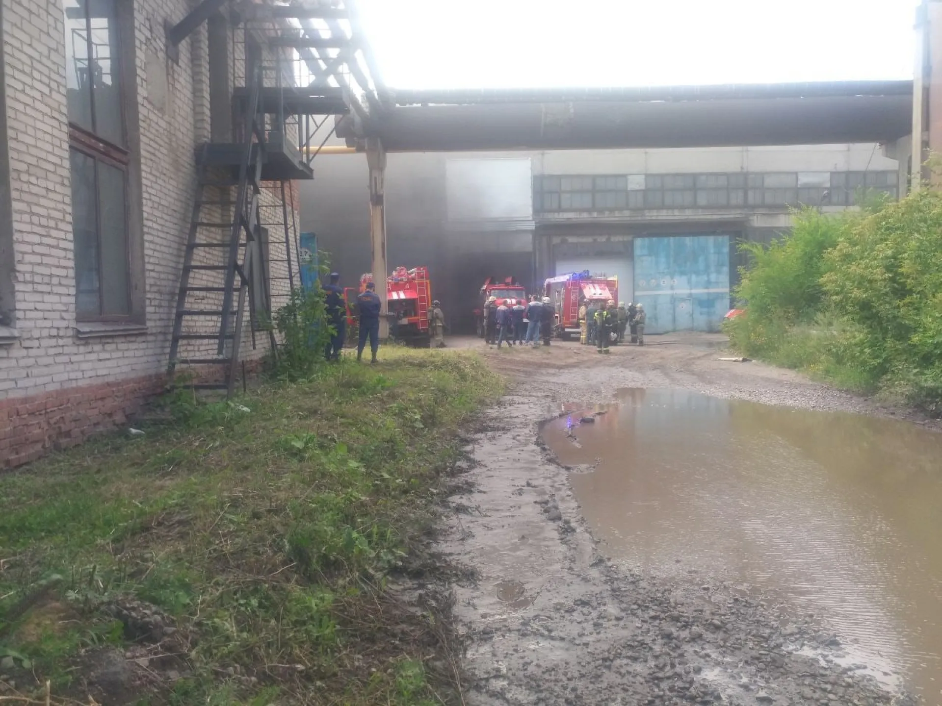Пожарные устраняют возгорание в Барнауле