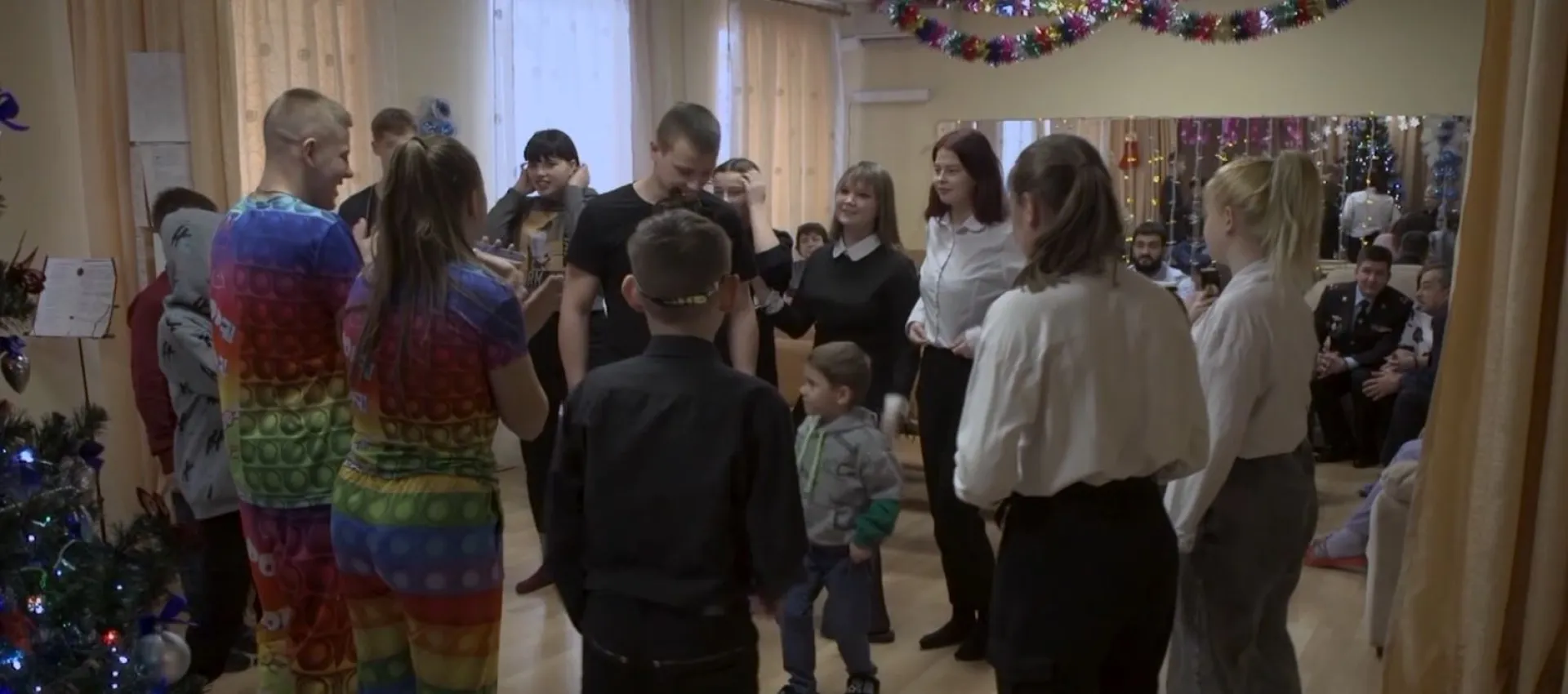 Сотрудники полиции организовали новогодние программы для воспитанников детских домов в Барнауле