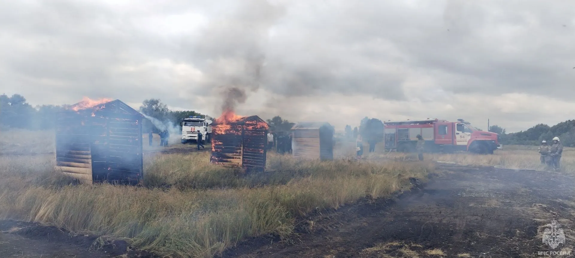 Пожарные провели эксперимент и подожгли деревянные постройки в Камне-на-Оби 