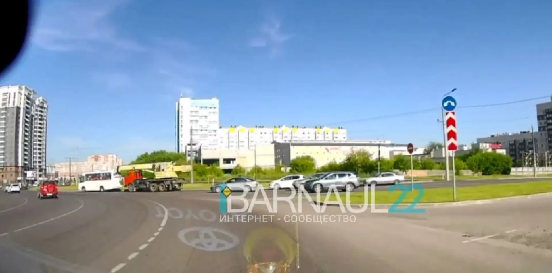 Автокран въехал в пассажирский автобус в Барнауле