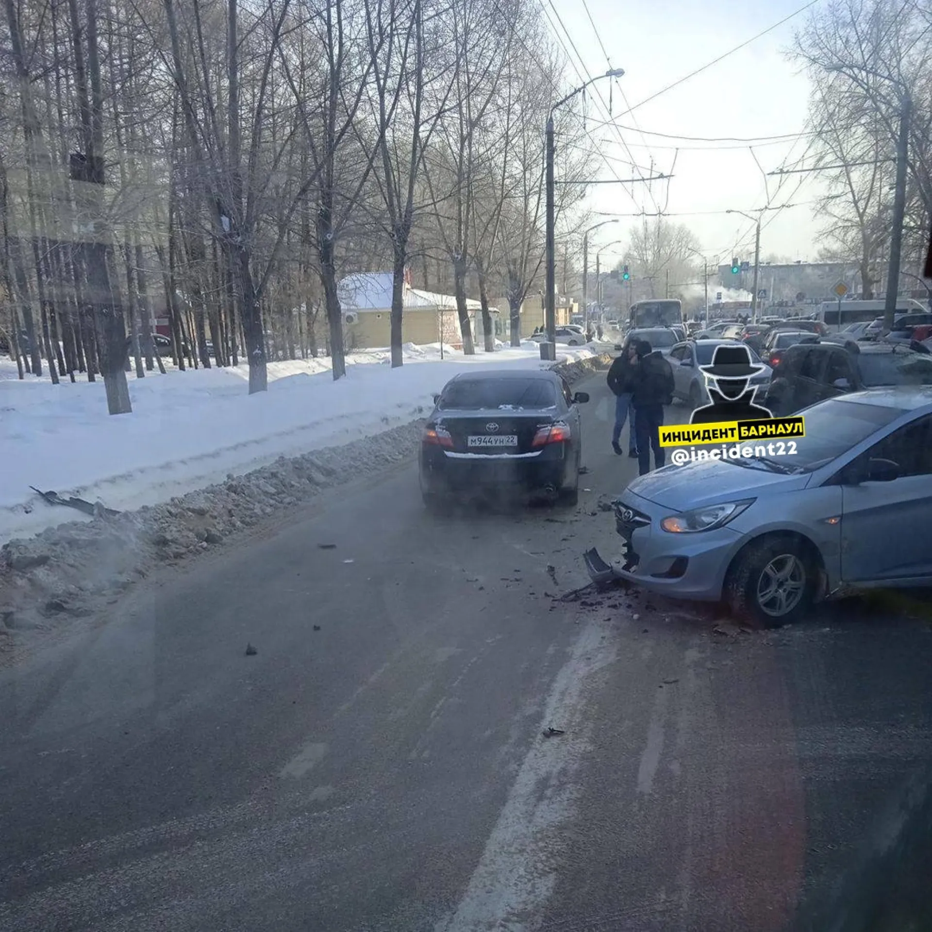 Два легковых автомобиля спровоцировали пробку в Барнауле Два легковых автомобиля спровоцировали пробку в Барнауле