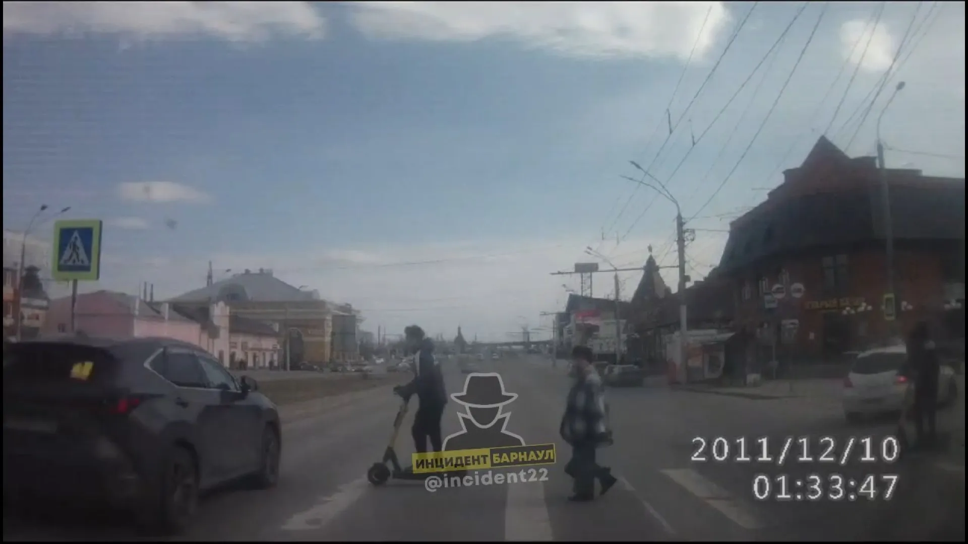 Самокатчик столкнулся с автомобилем на пешеходном переходе в Барнауле