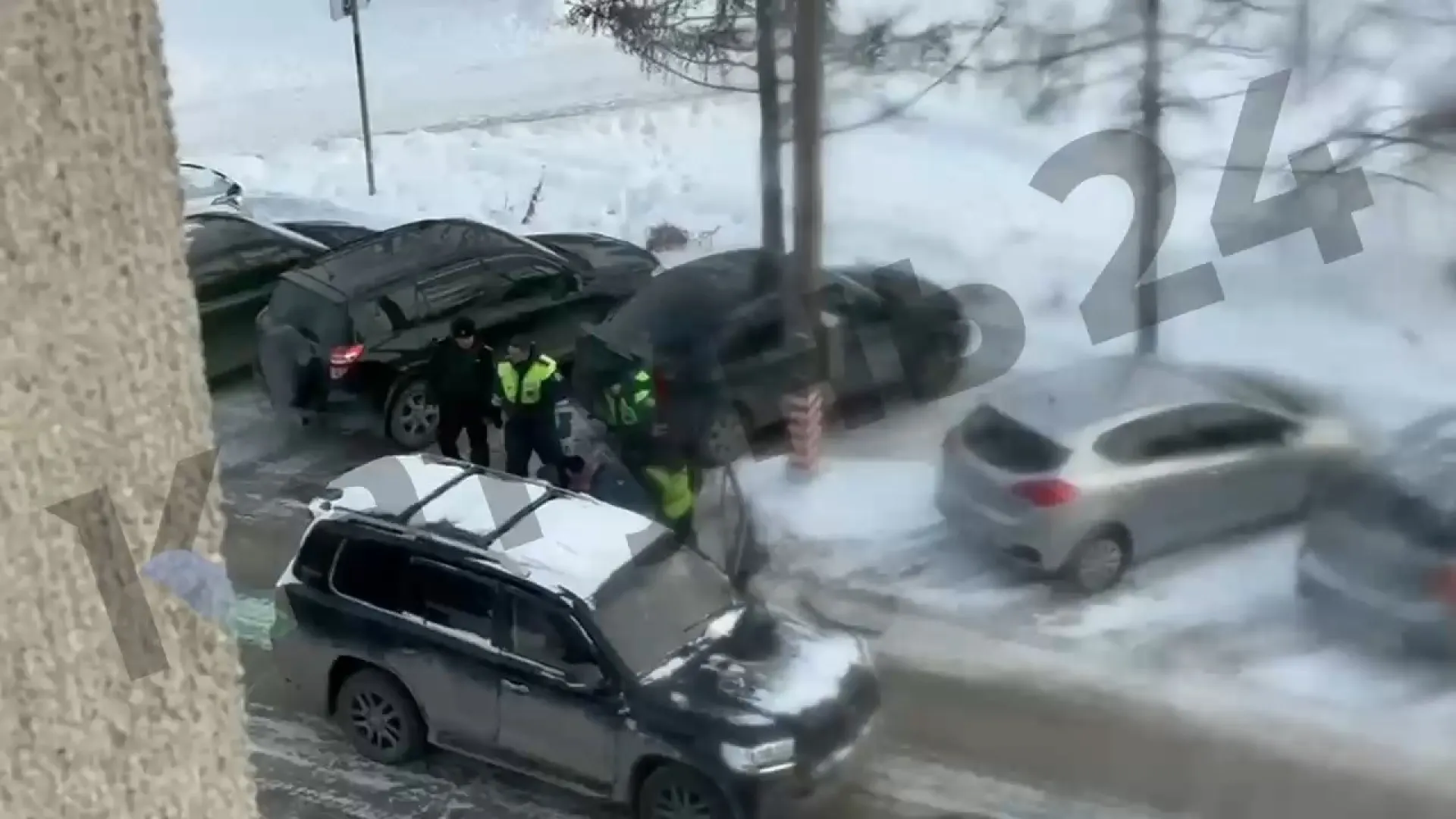 Водителя силой вытащили из машины и задержали полицейские в Барнауле