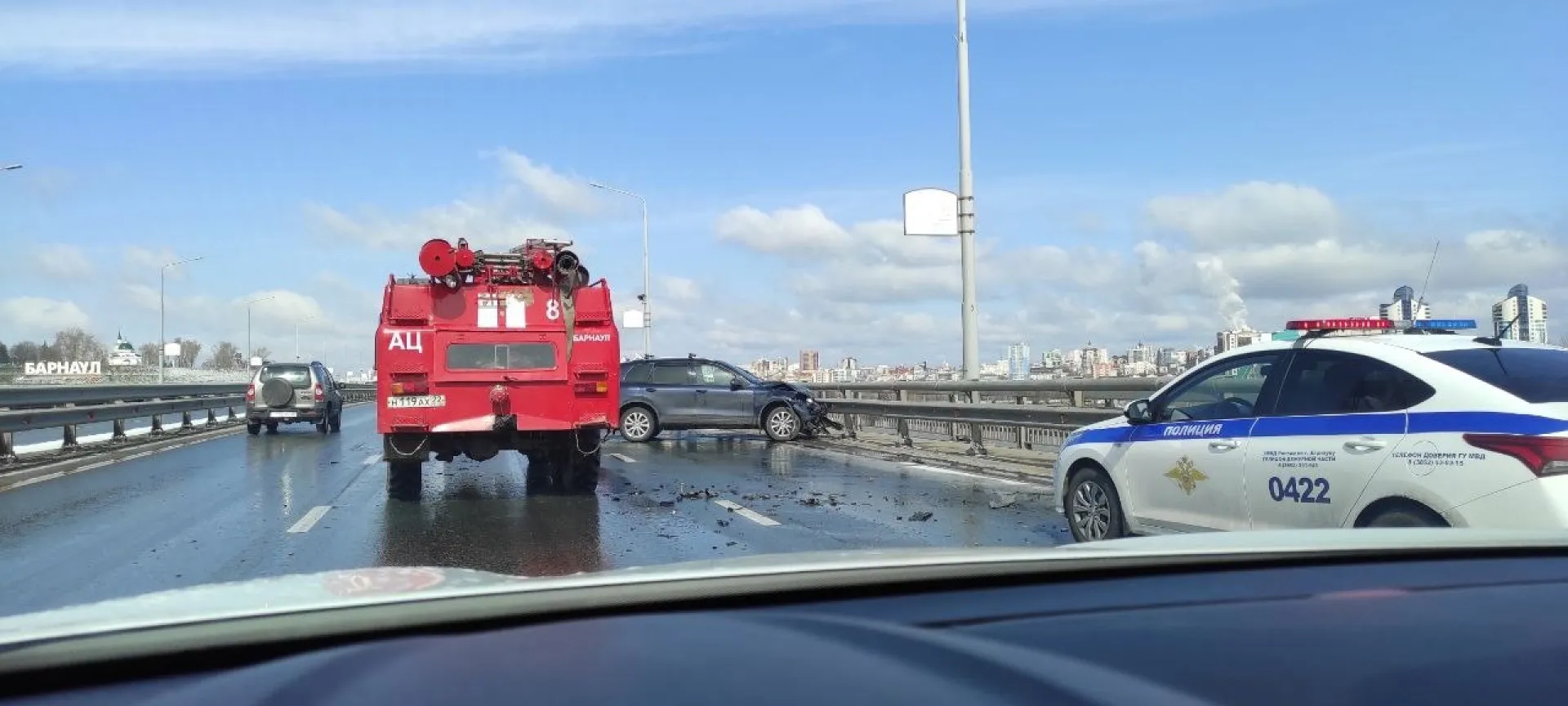 Снегопад привел к ДТП на мосту через Обь в Барнауле