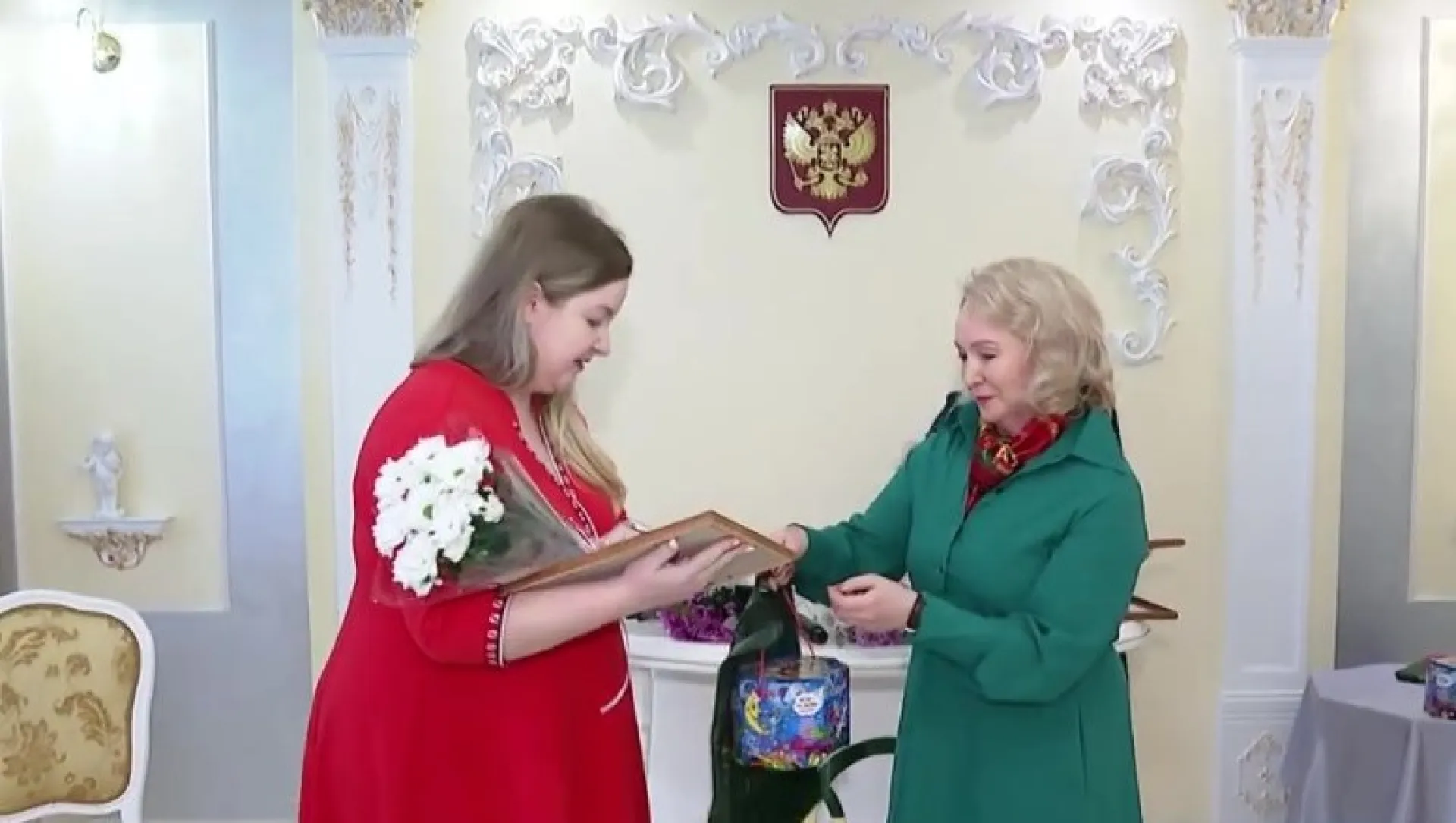 Пять многодетных мам из Ленинского района поздравили в барнаульском отделении ЗАГС № 3 Пять многодетных мам из Ленинского района поздравили в барнаульском отделении ЗАГС № 3