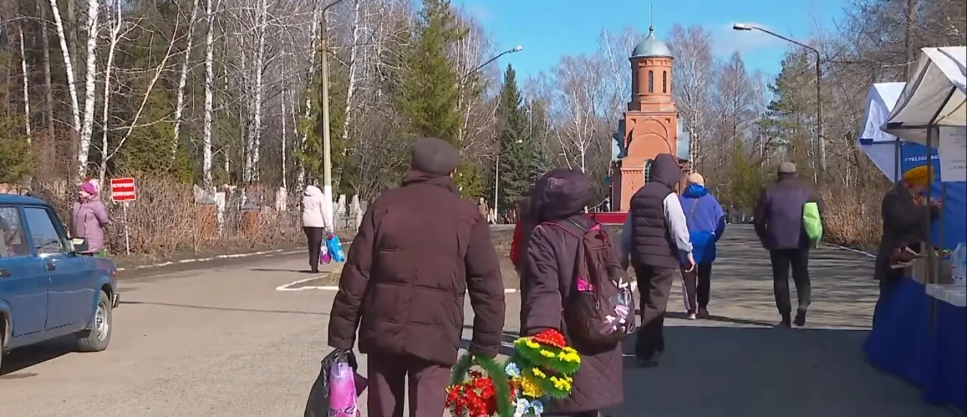 Барнаульцы почтили память ушедших близких в родительский день Барнаульцы почтили память ушедших близких в родительский день