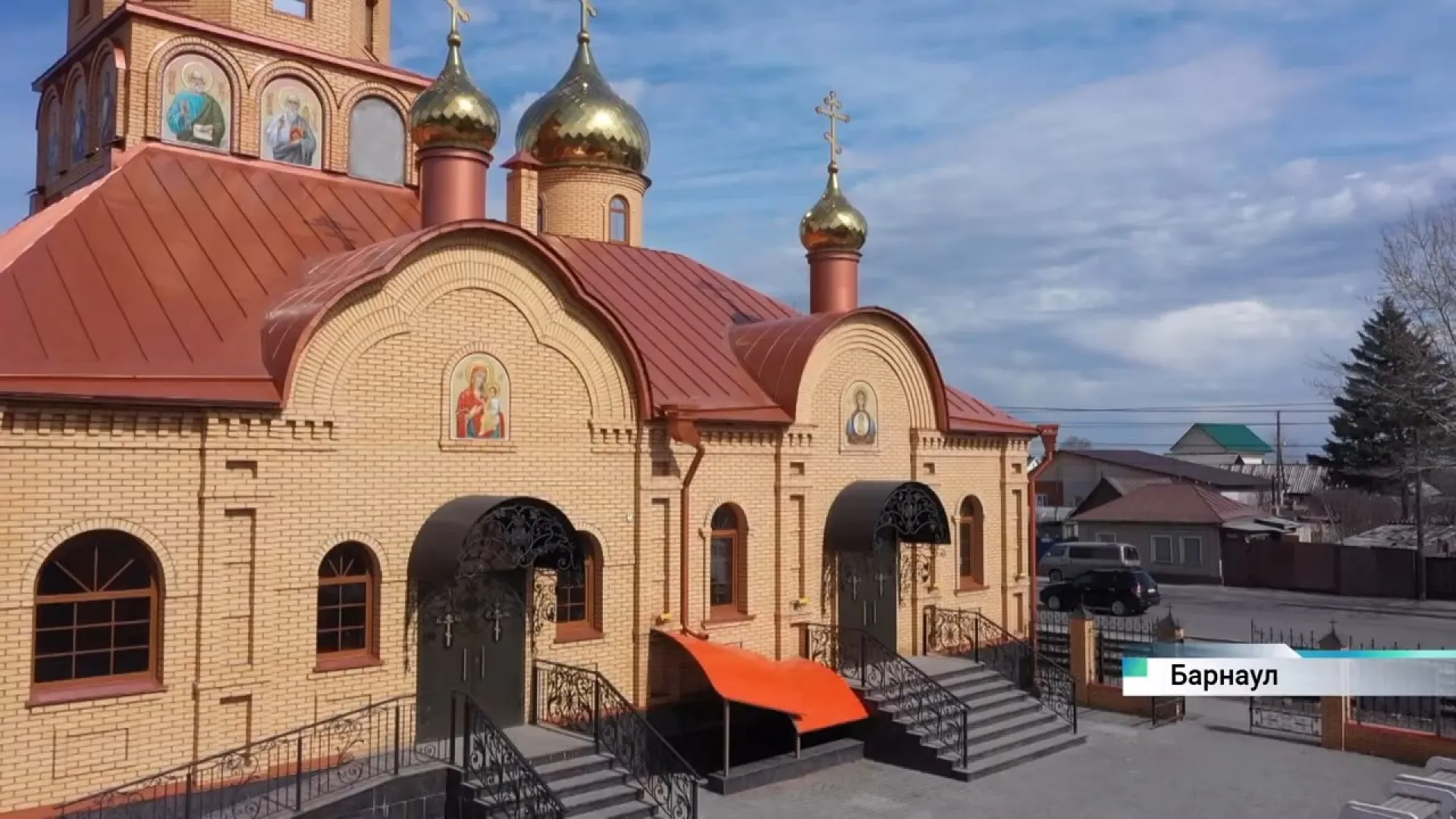 Жительница Барнаула вернула в храм старинную икону, которую в советское время спасла её бабушка