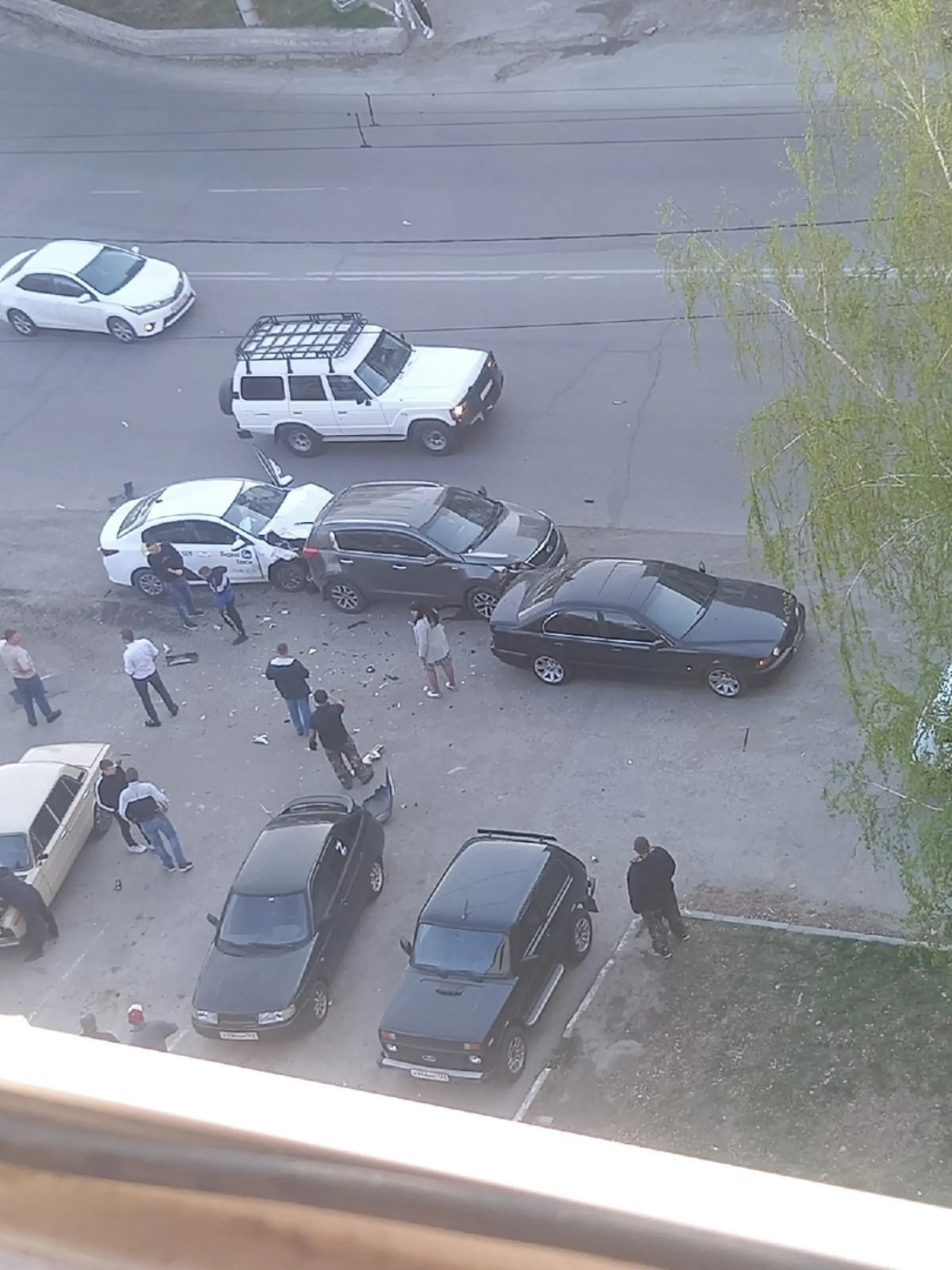 Нетрезвый таксист врезался в три автомобиля на парковке в Барнауле