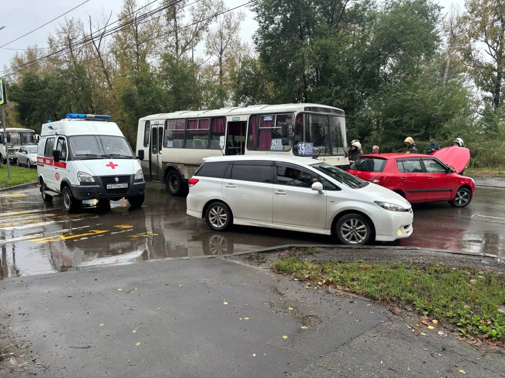 Жительница Бийска получила травмы при столкновении автобуса и легковушки Жительница Бийска получила травмы при столкновении автобуса и легковушки