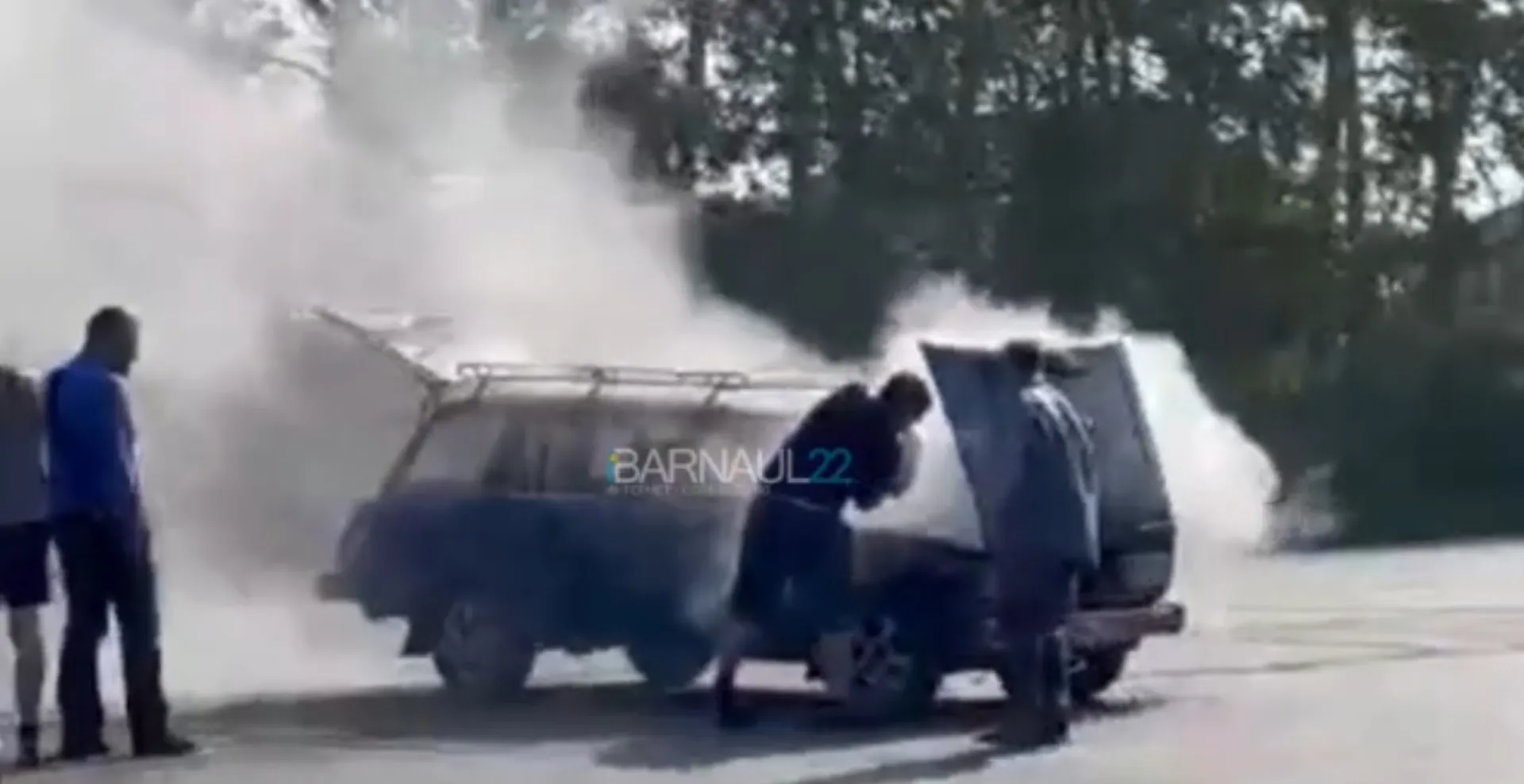 Находчивые барнаульцы потушили загоревшийся автомобиль пивом Находчивые барнаульцы потушили загоревшийся автомобиль пивом