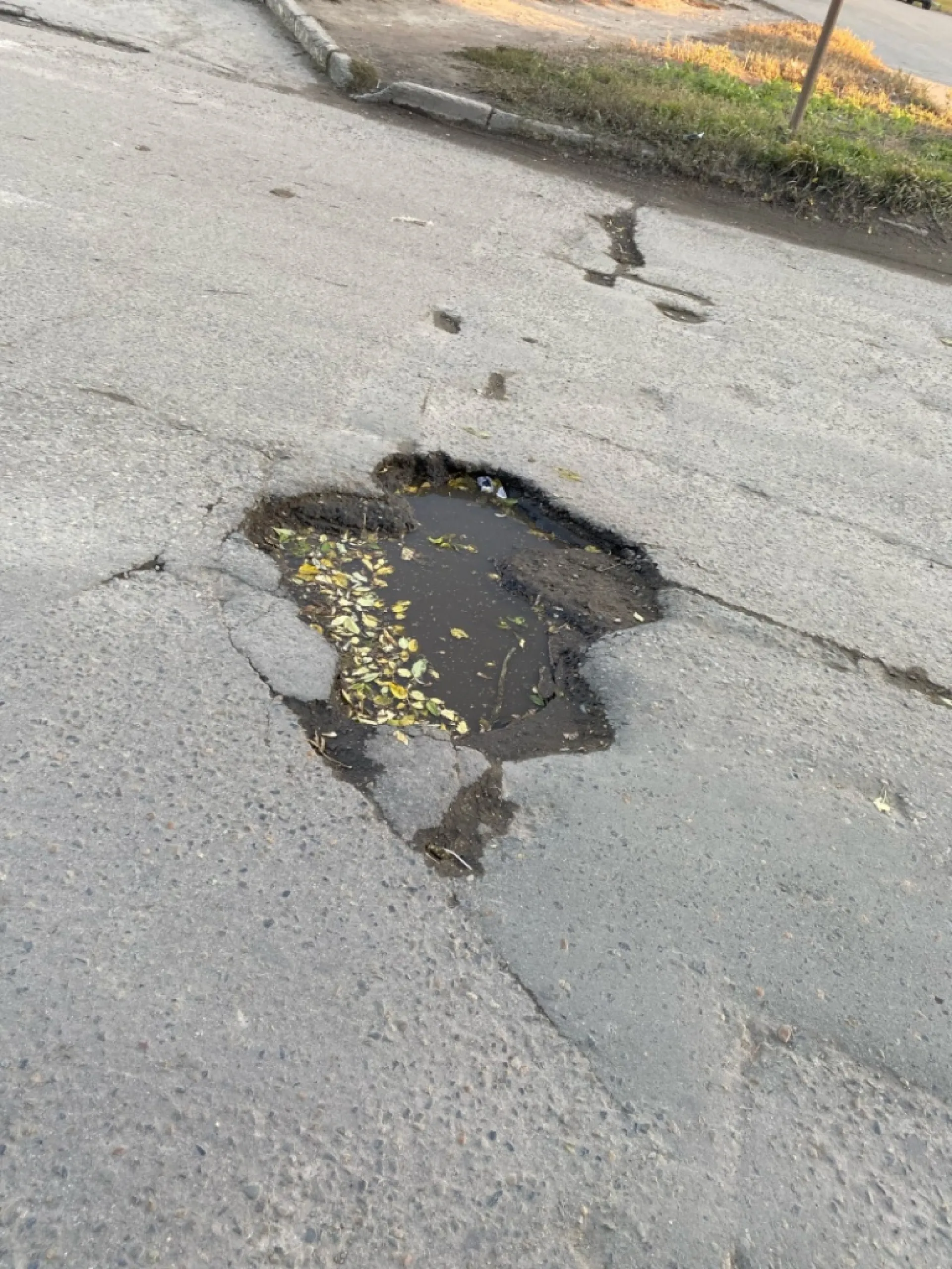 Водители Новоалтайска рассказали о «дырищах» на дороге