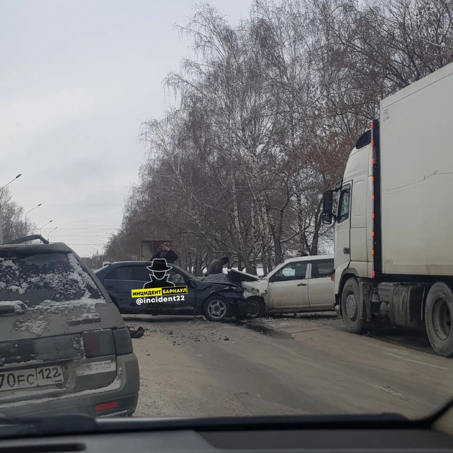 Два легковых автомобиля стали участниками серьёзного ДТП в Барнауле
