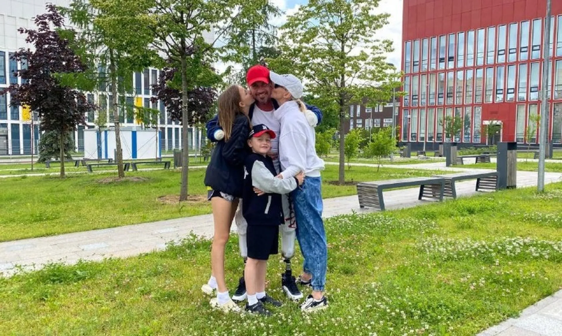 «Мои спасители!»: Костомаров поделился фотографией со своей семьёй