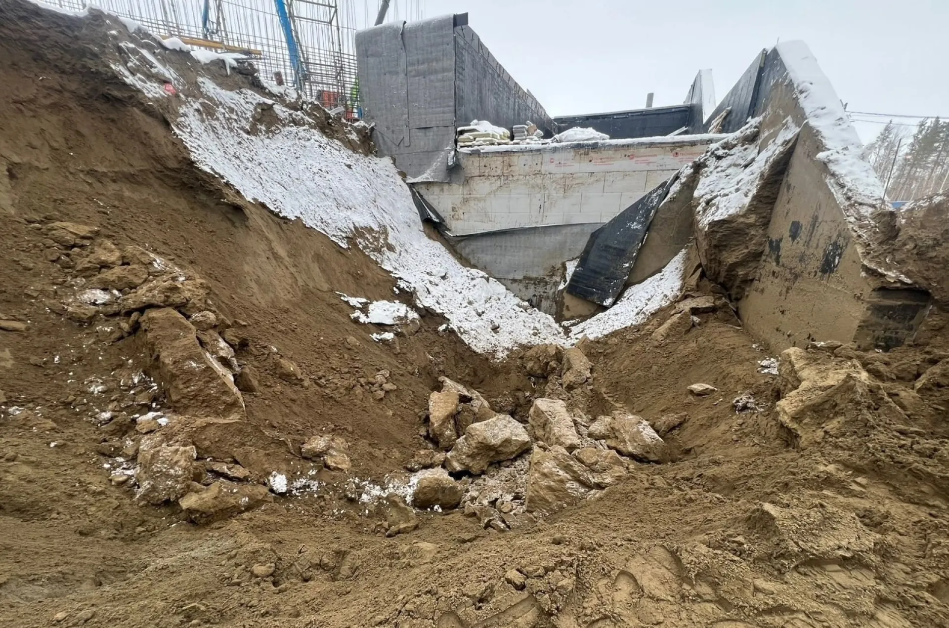 Следком: в Бийске на стройке рабочего завалило грунтом. Мужчина погиб Следком: в Бийске на стройке рабочего завалило грунтом. Мужчина погиб