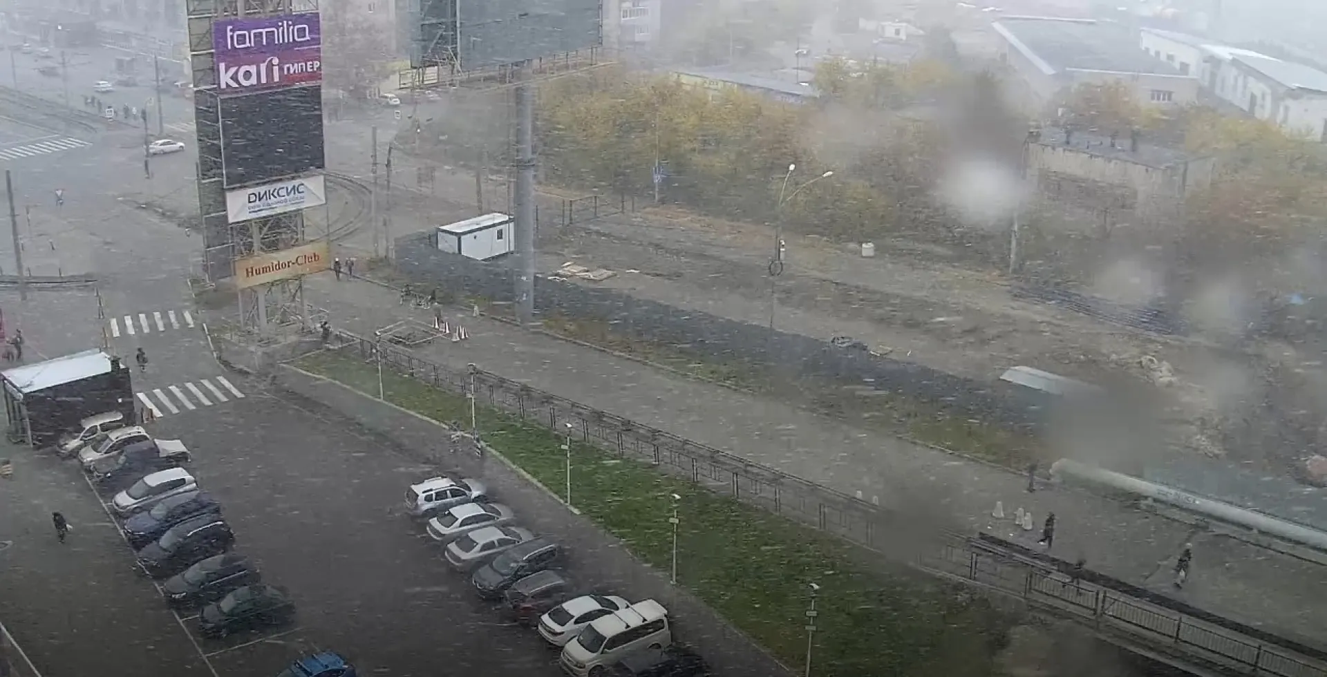 Барнаульцы запечатлели первый снег в городе