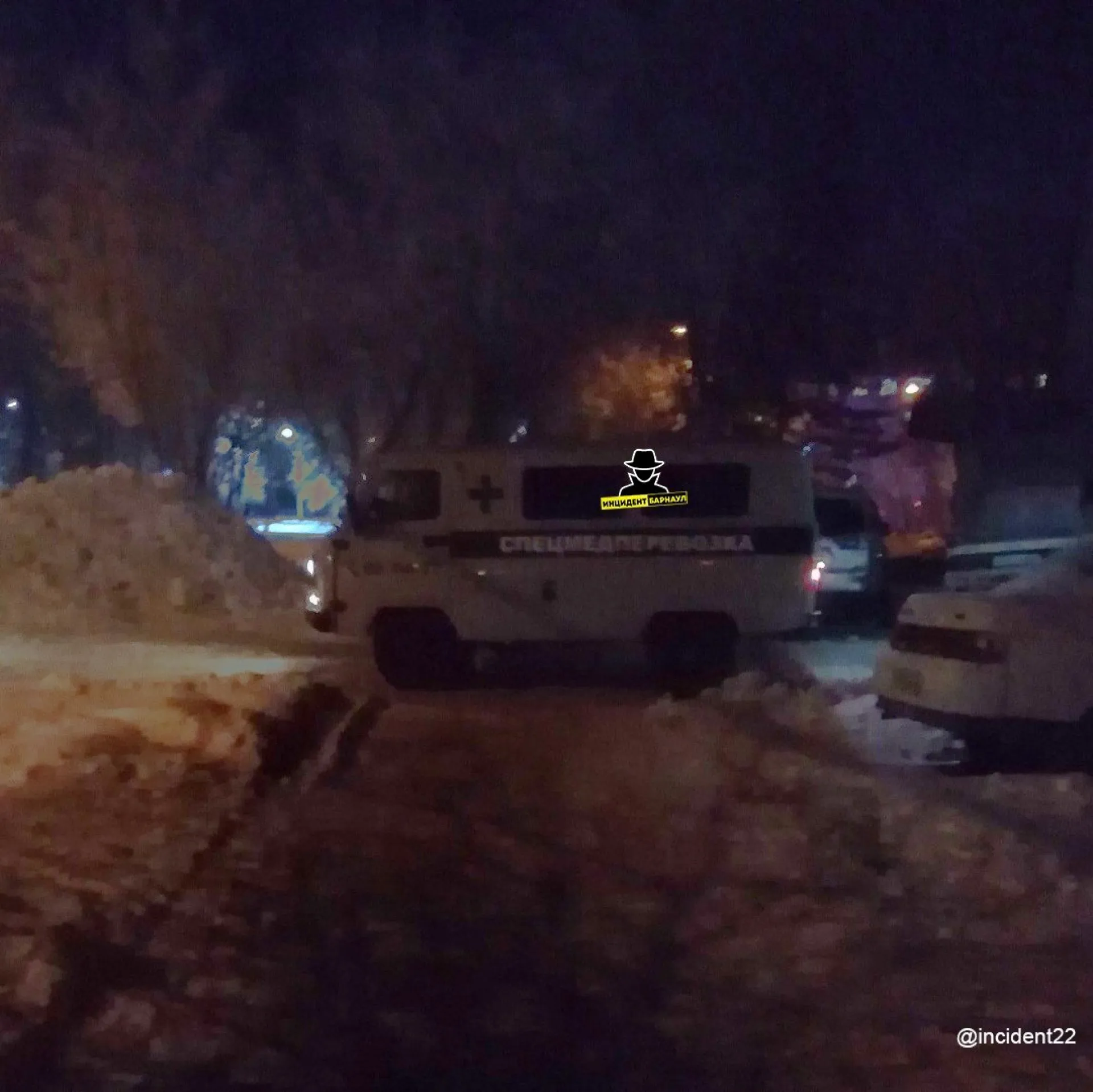 Тело мужчины обнаружили около многоэтажного дома в Барнауле