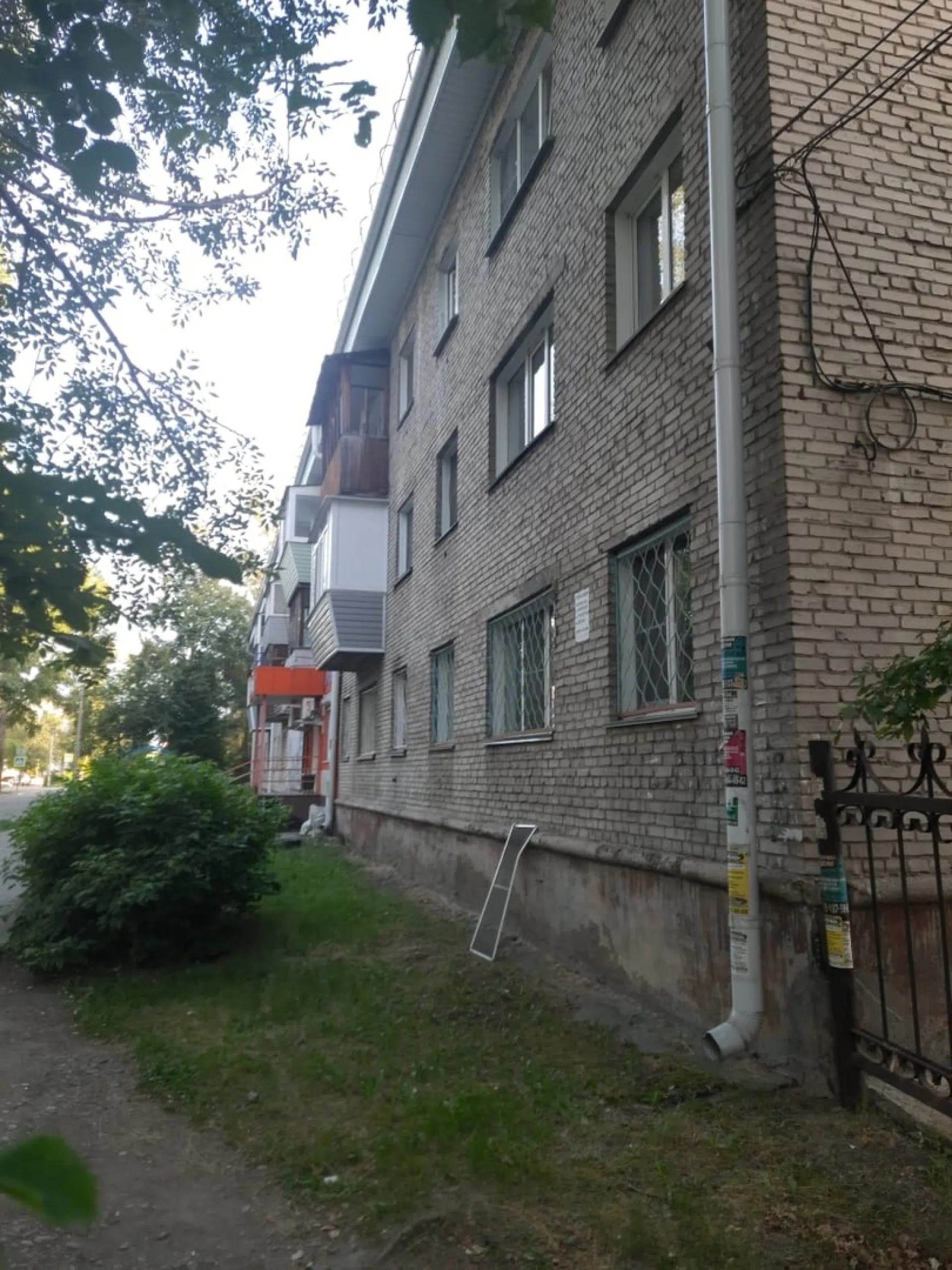 Полуторагодовалый ребенок выпал из окна в Бийске