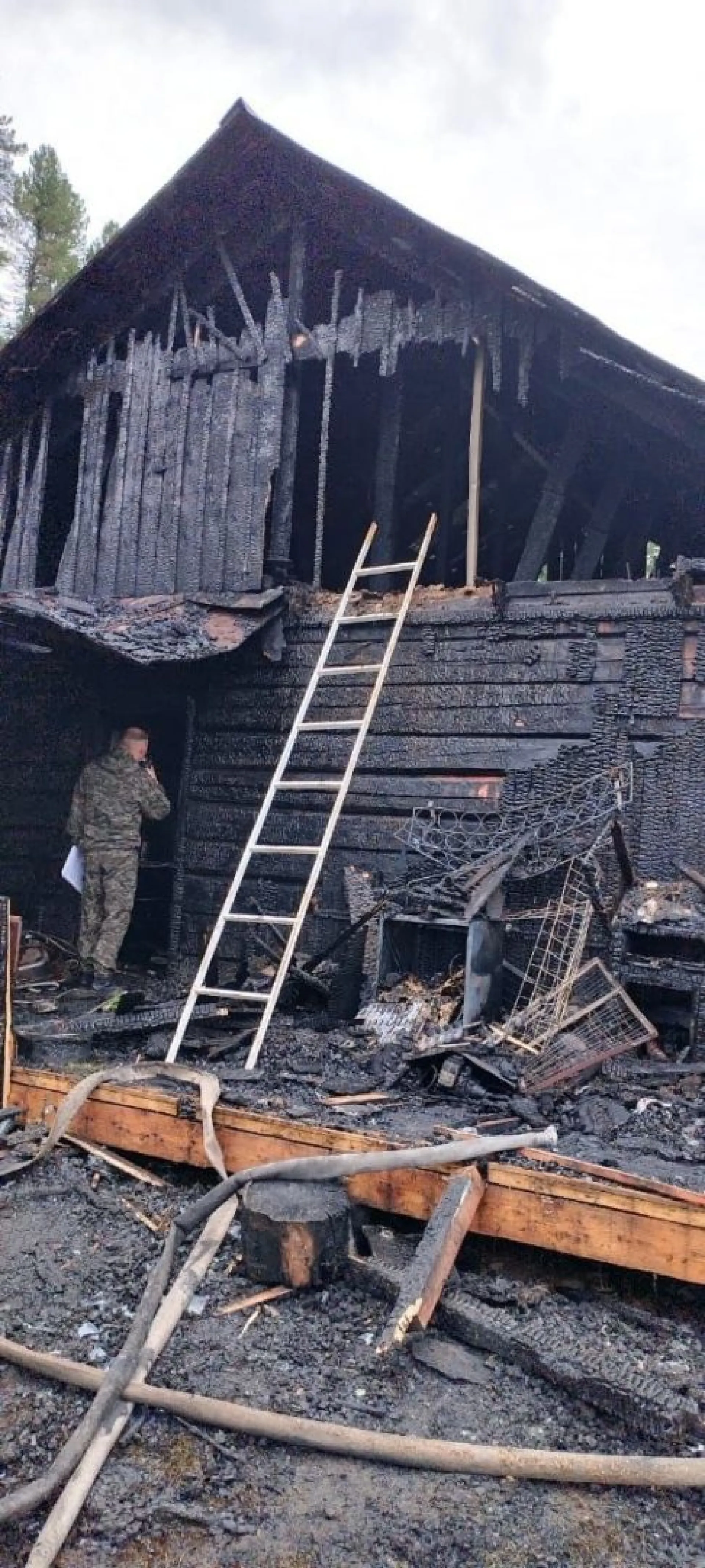 Соседи спасли мужчину из охваченного огнем дома на Алтае