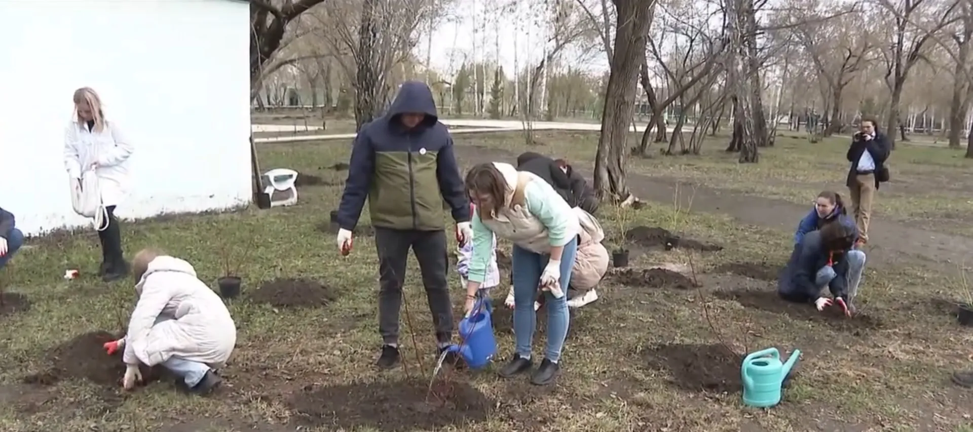Ежегодная Всероссийская акция «Росток памяти» прошла сегодня в барнаульском парке «Изумрудный»